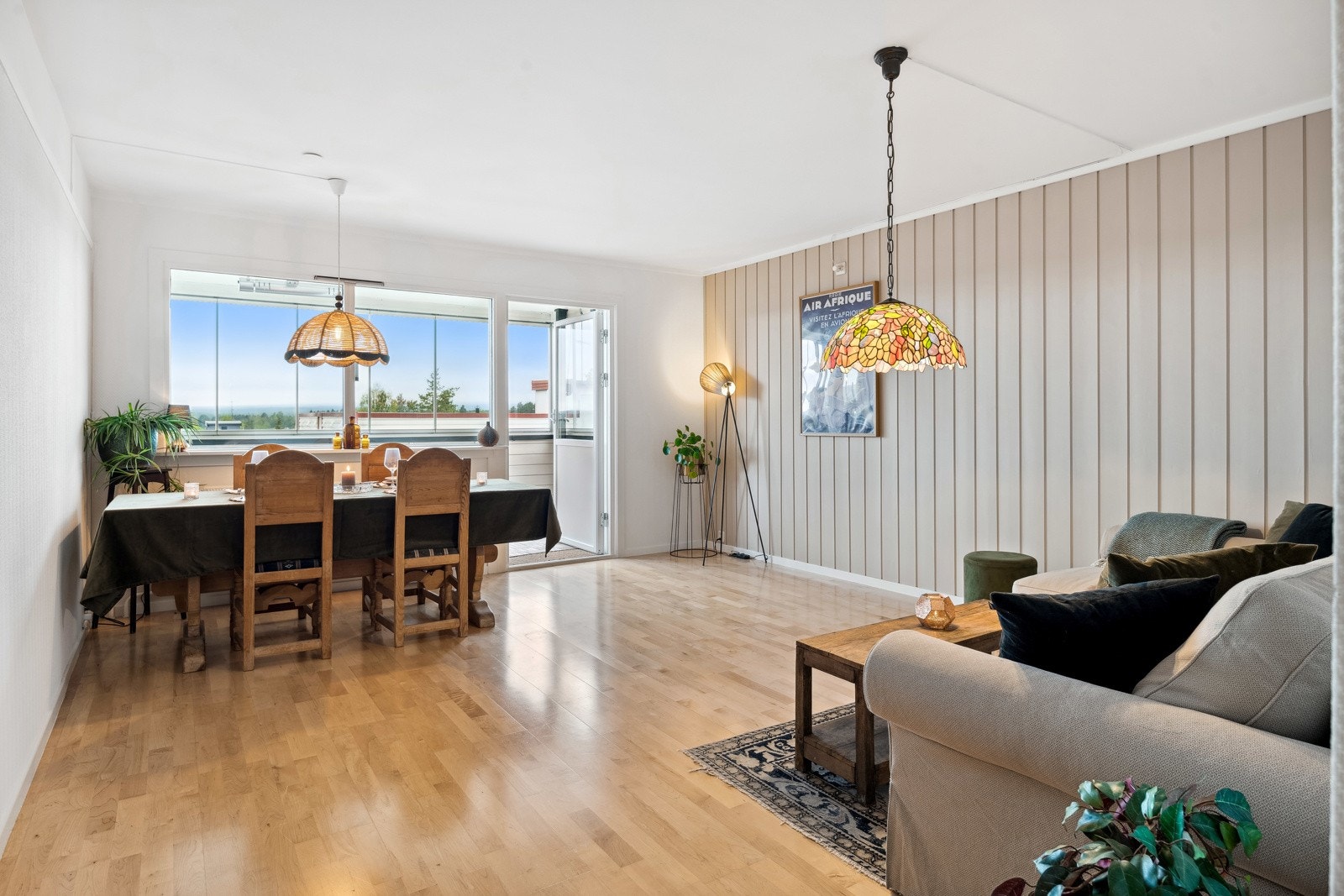 Lys og romslig stue med delikate fargevalg. Her er det god plass til både spisebord og sofagruppe. Galleribilde