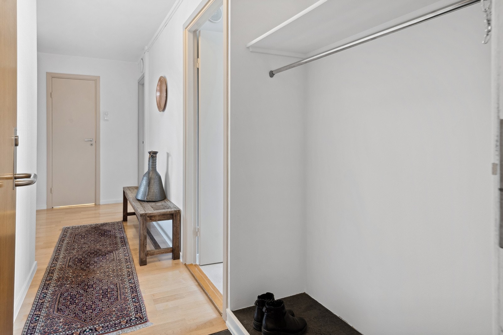 Leiligheten har en lys entre med god plass til å henge fra seg yttertøy og sko. Her har du adkomst til de øvrige rommene i leiligheten og åpen løsning inn mot stuen. Galleribilde