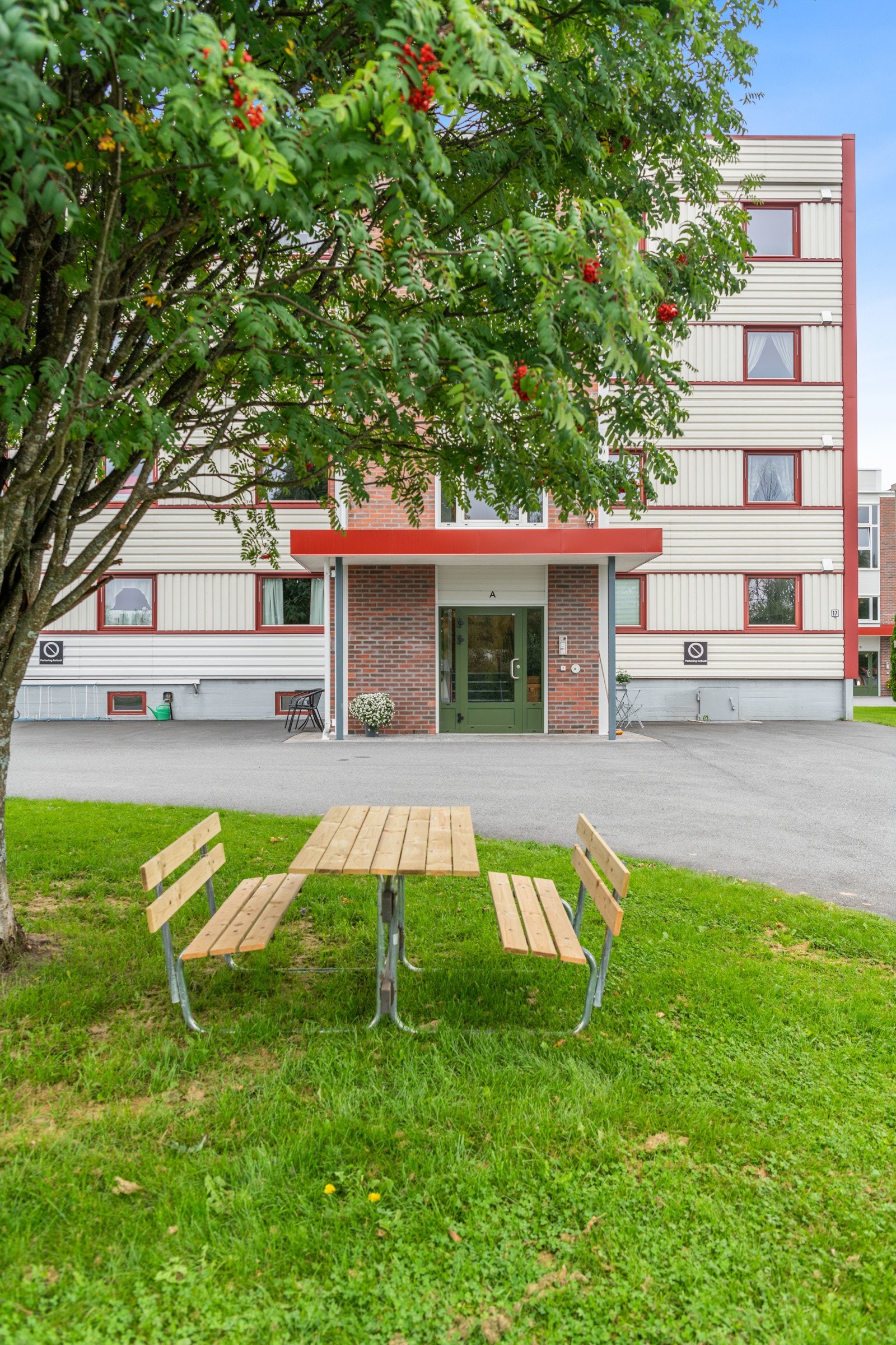 Lysmalte rom med flere overflatebehandlinger fra 2023. Vannbåren varme via radiatorer koblet til fjernvarme, hvor oppvarming er inkludert i felleskostnadene. Galleribilde