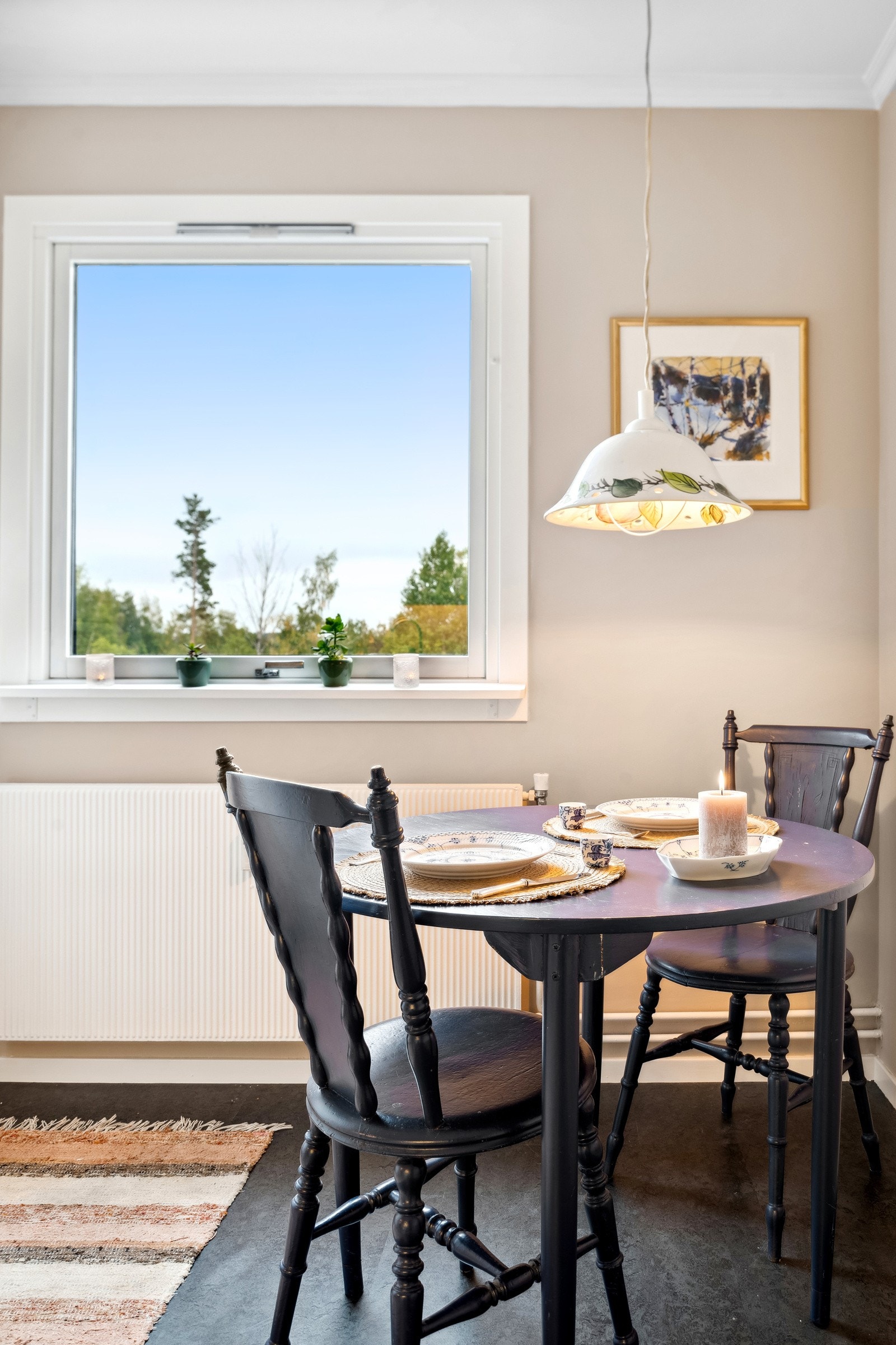 På kjøkkenet er det også fin plass til en spiseplass ved vinduet. Galleribilde