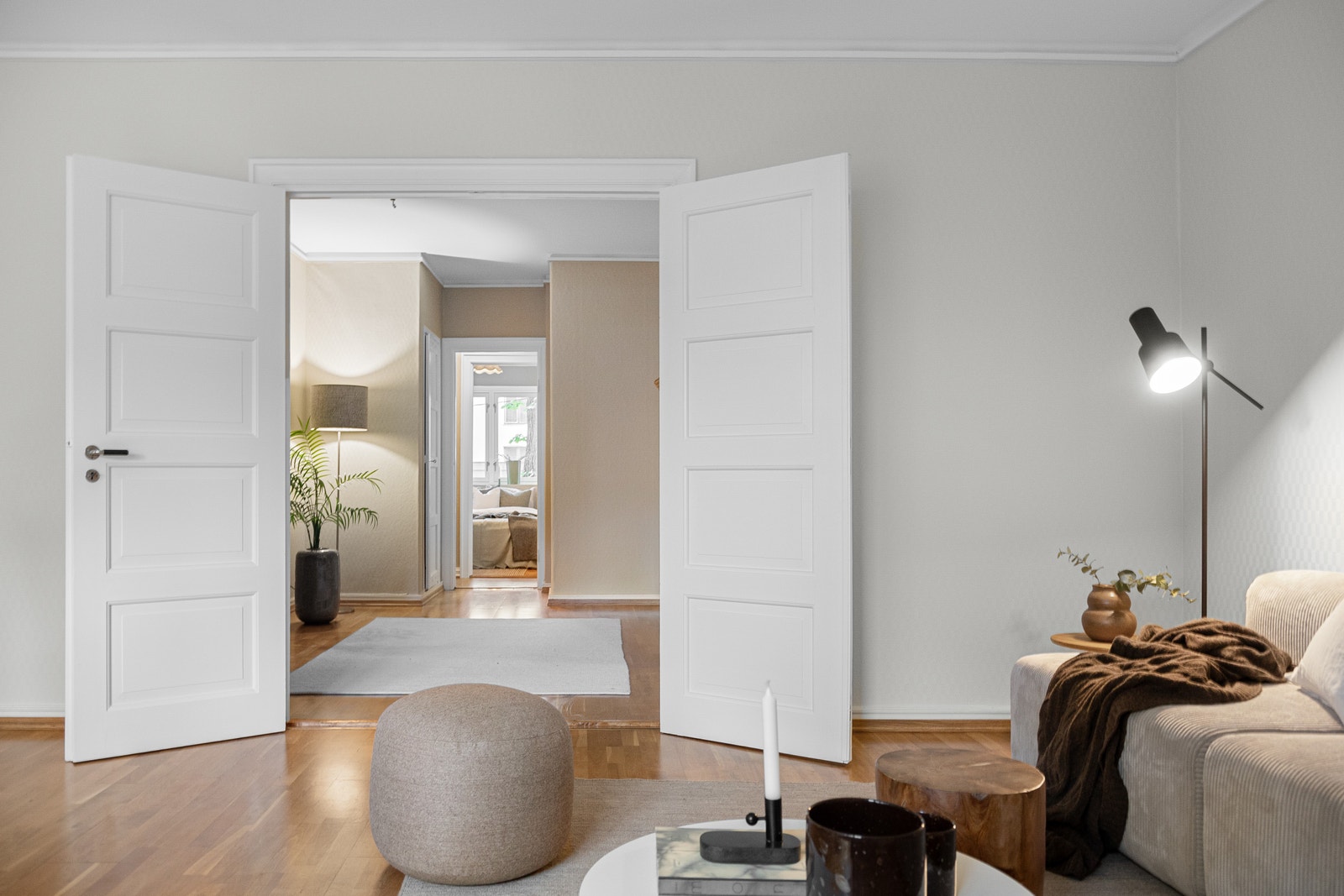 Stuen har doble dører som leder inn til det nye kjøkkenet Galleribilde