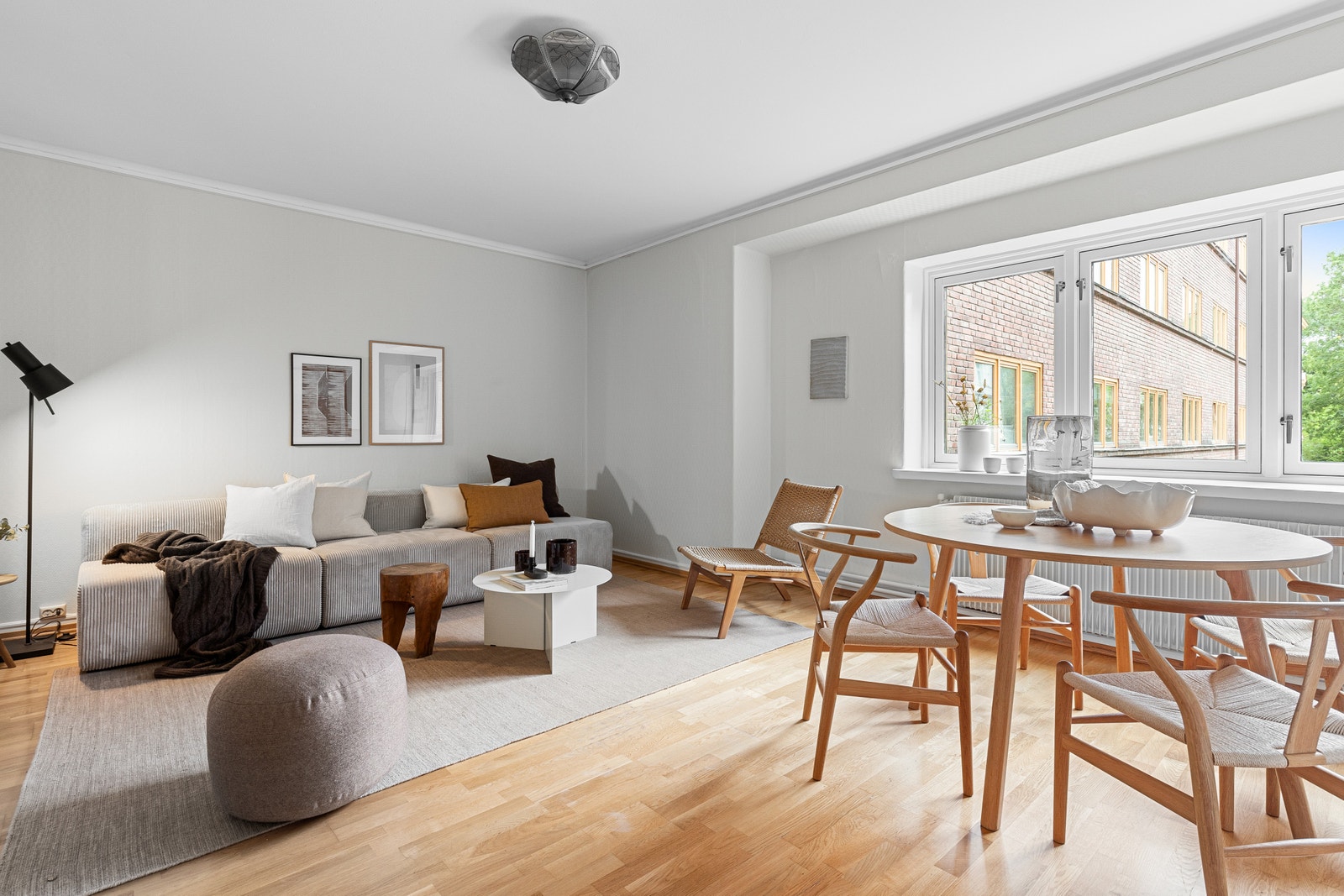 Store vinduer som slipper inn mye naturlig dagslys Galleribilde