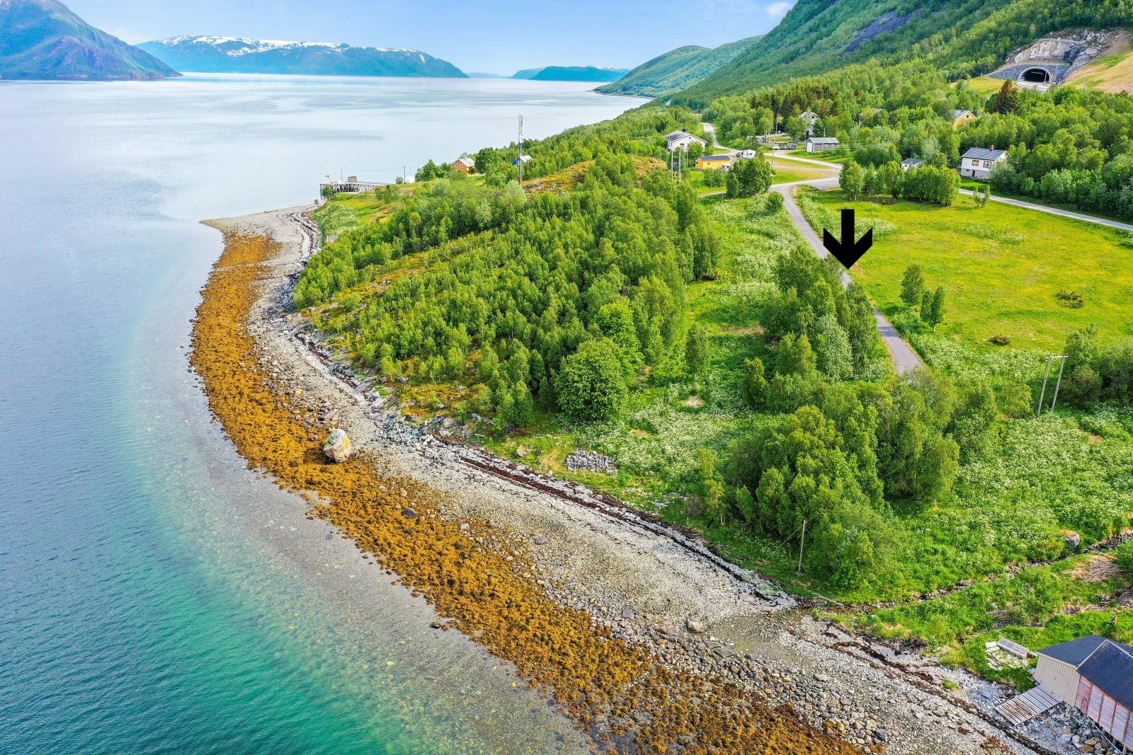Ferdig regulert hyttefelt for 10 hytter, nausttomter, flytebrygge og innfrastruktur. Asfaltert vei ned til hyttefeltet. Galleribilde