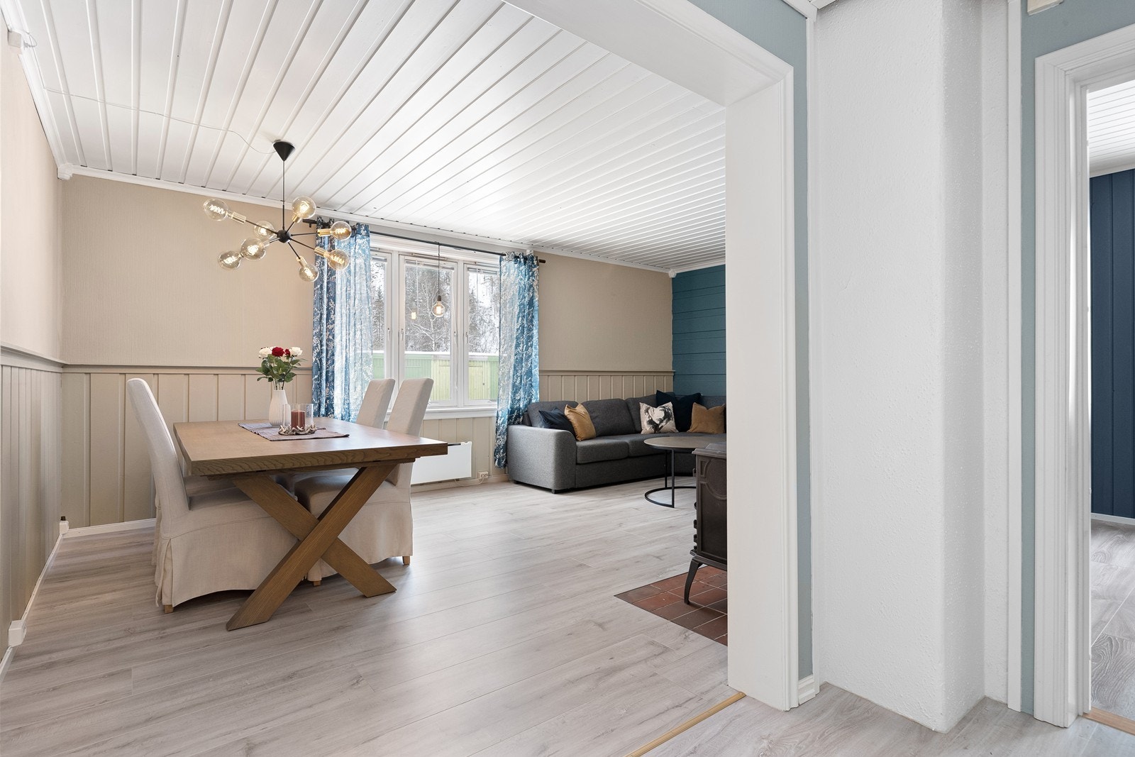 I stuen er det plass til både spisebord og sofagruppe Galleribilde