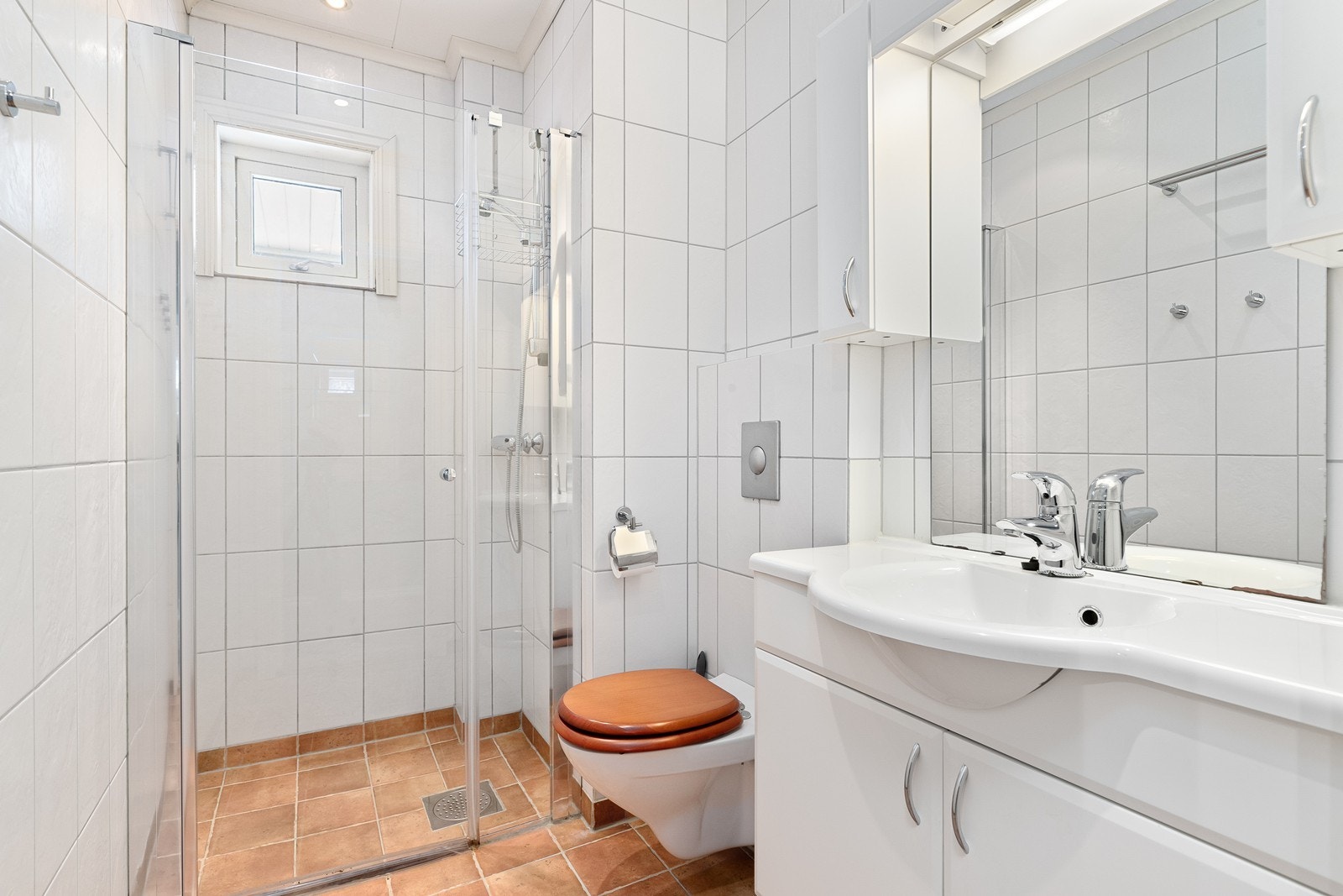 Pent, flislagt bad Galleribilde