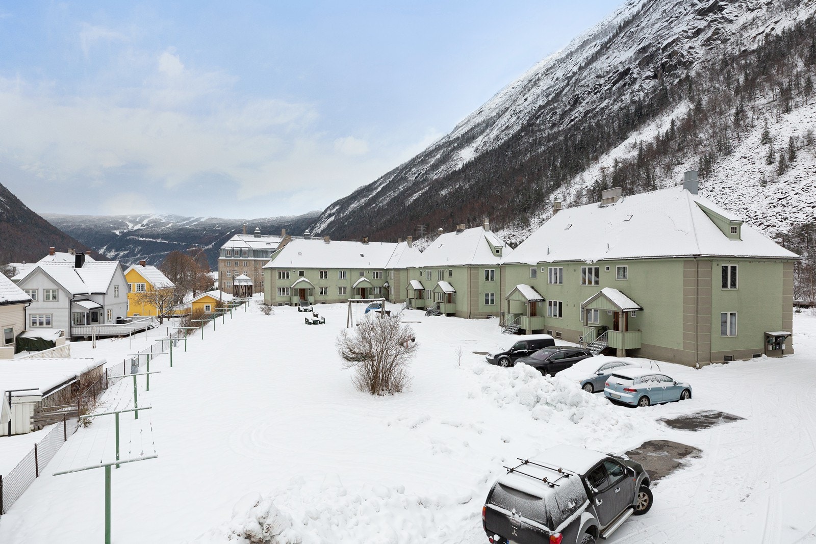 Fasade med parkering og fellesområde Galleribilde