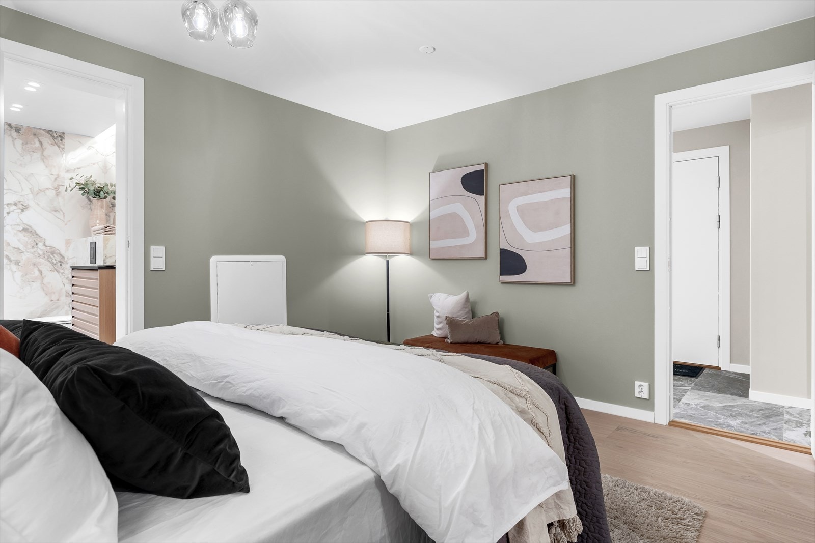 Stort hovedsoverom på ca. 22 m² med eget bad og walk-in garderobe. Galleribilde