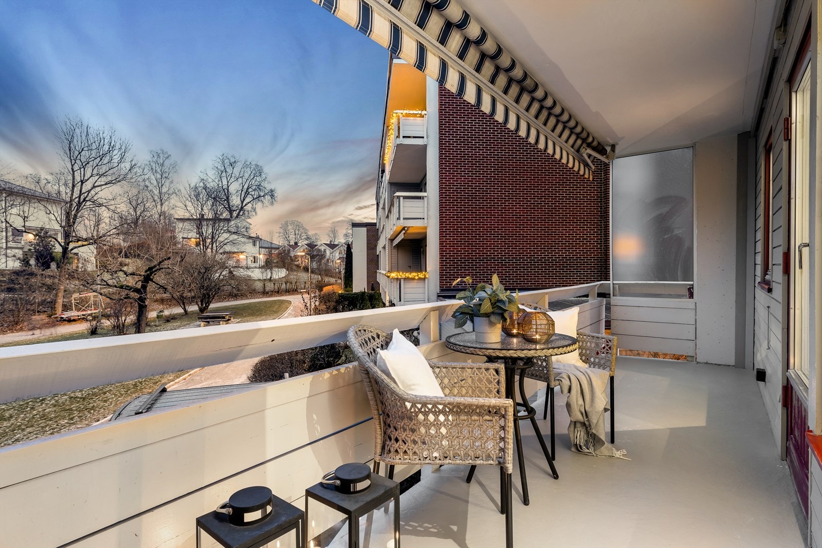 Overbygget sydøstvendt balkong mot bakgård med god plass til utemøbler. Galleribilde