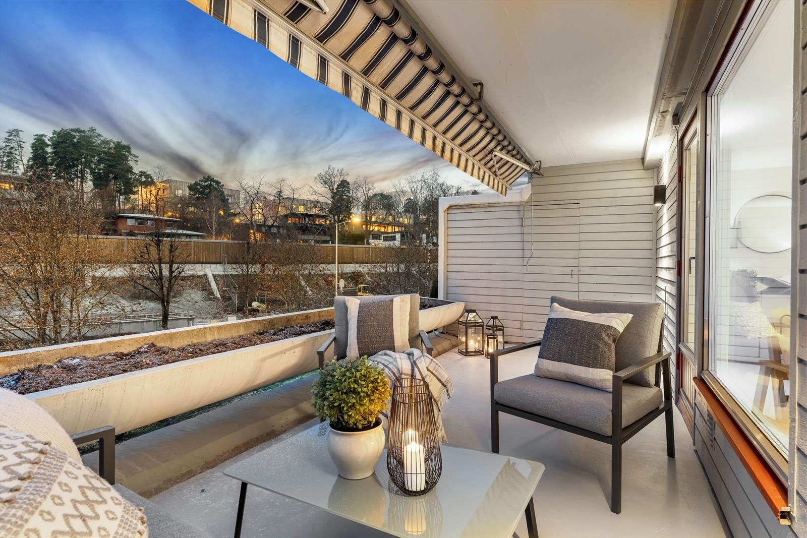 Solrikt og usjenert med god plass til utemøbler. Ingen gjenboere. Galleribilde