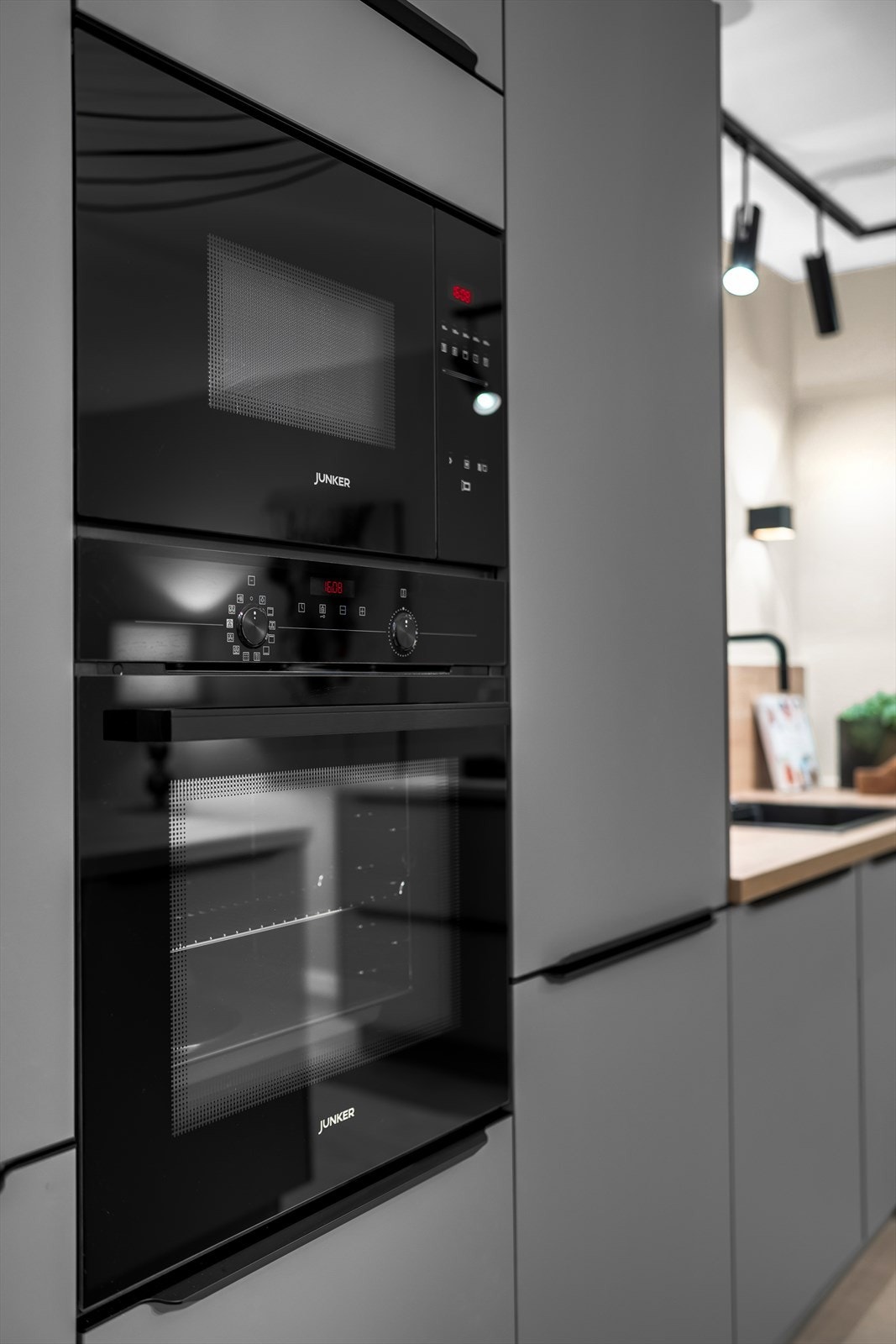 Integrerte hvitevarer og svært god skapplass. Galleribilde