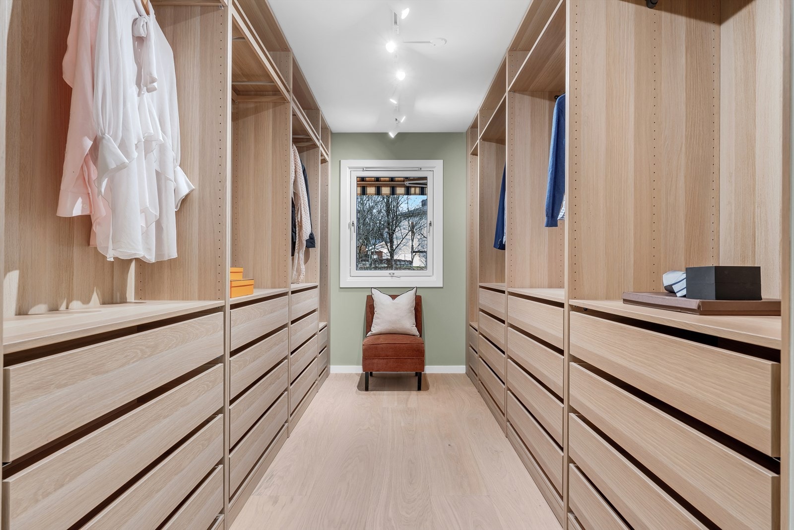 Stor walk-in garderobe med hele 7 meter plassbygget garderobeskap med åpen innredning. Vindu mot bakgården. Galleribilde