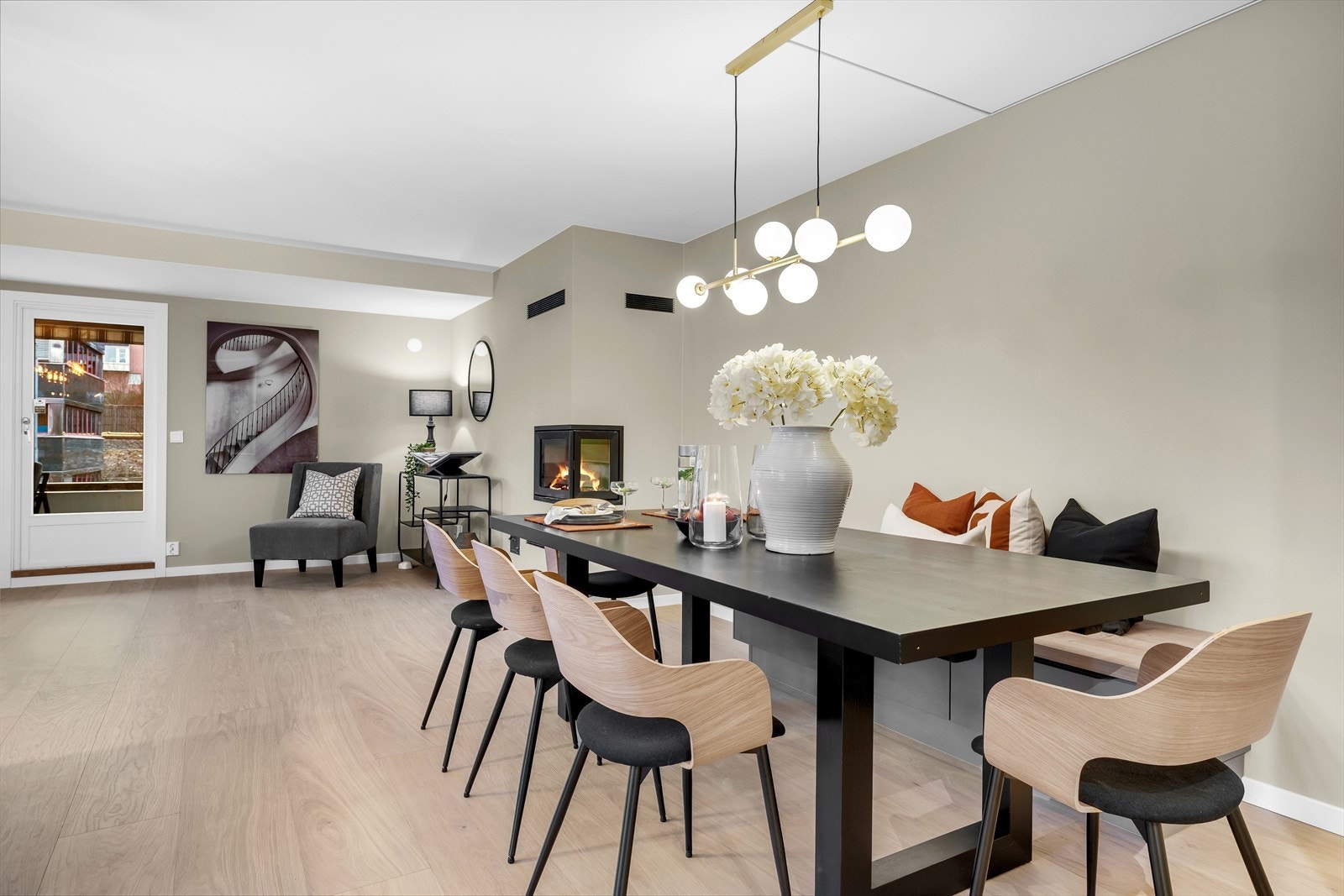 Flott 1-stavs gulv av typen Bjelin Herdet tregulv Bosarp med 27cm bredde. Varme i alle gulv i leiligheten. Galleribilde