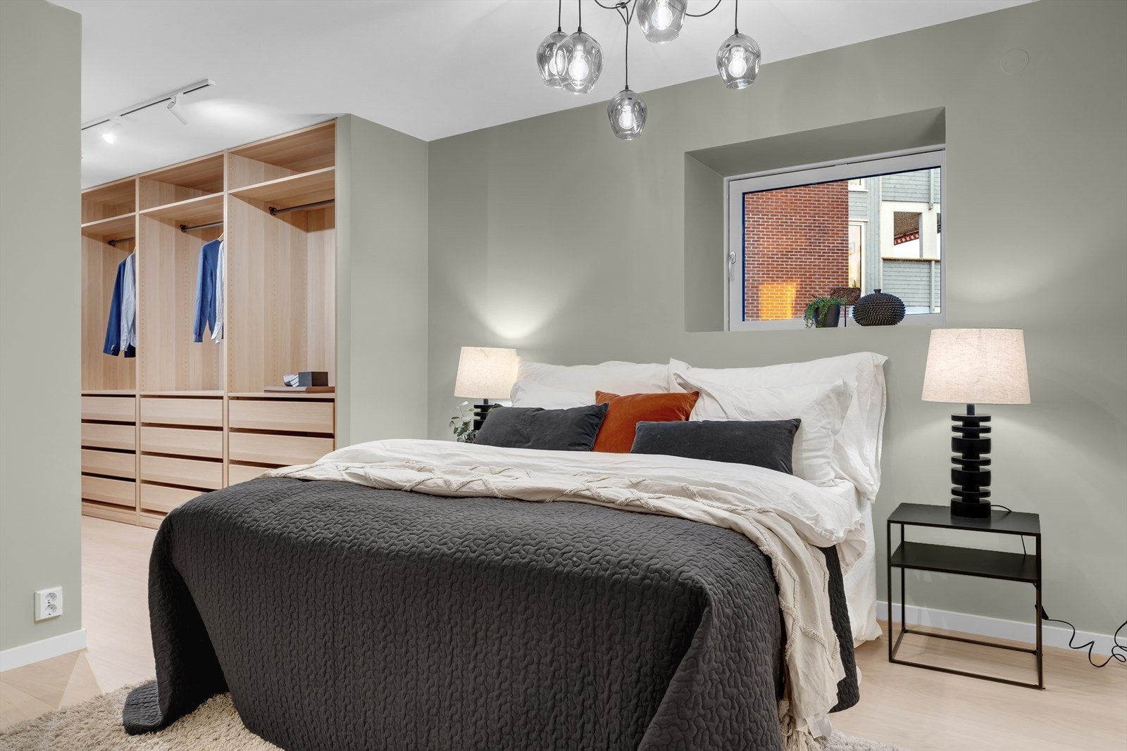 Walk-in garderobe i tilknytning til hovedsoverommet. Leiligheten har vinduer på 3 sider og alle vinduene på sydsiden ble byttet i 2023. Galleribilde