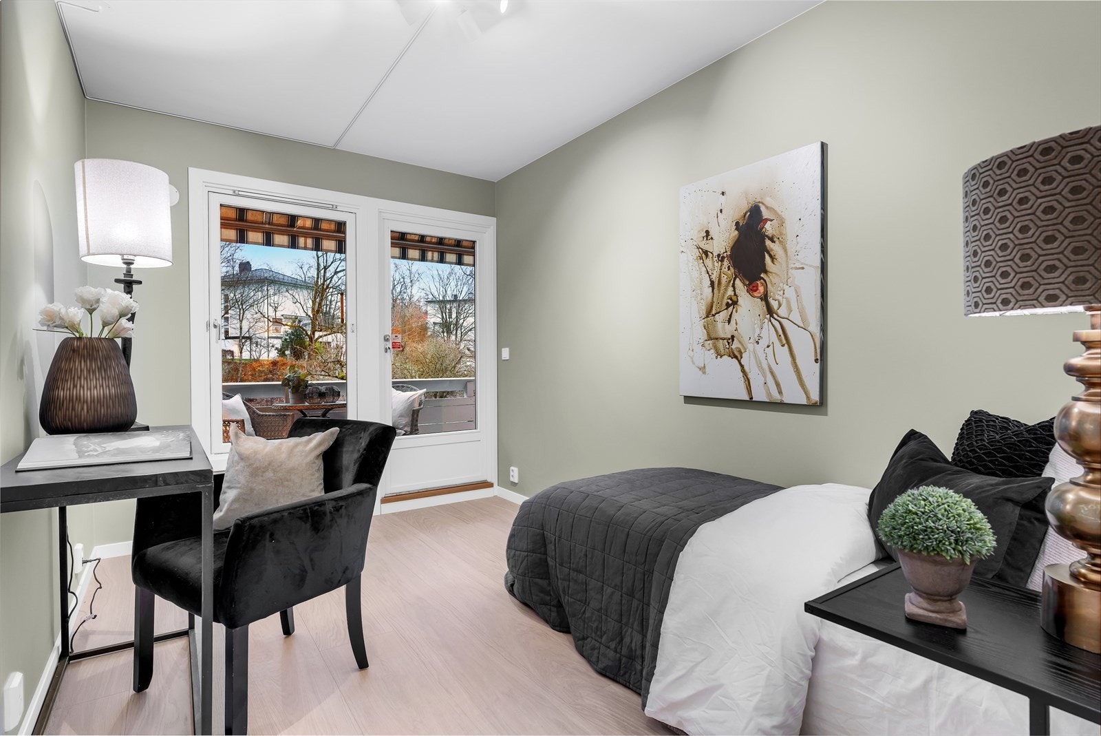 Soverom II på 8,9 m² med plass til garderobeskap, seng og skrivebord samt utgang til balkong. Galleribilde