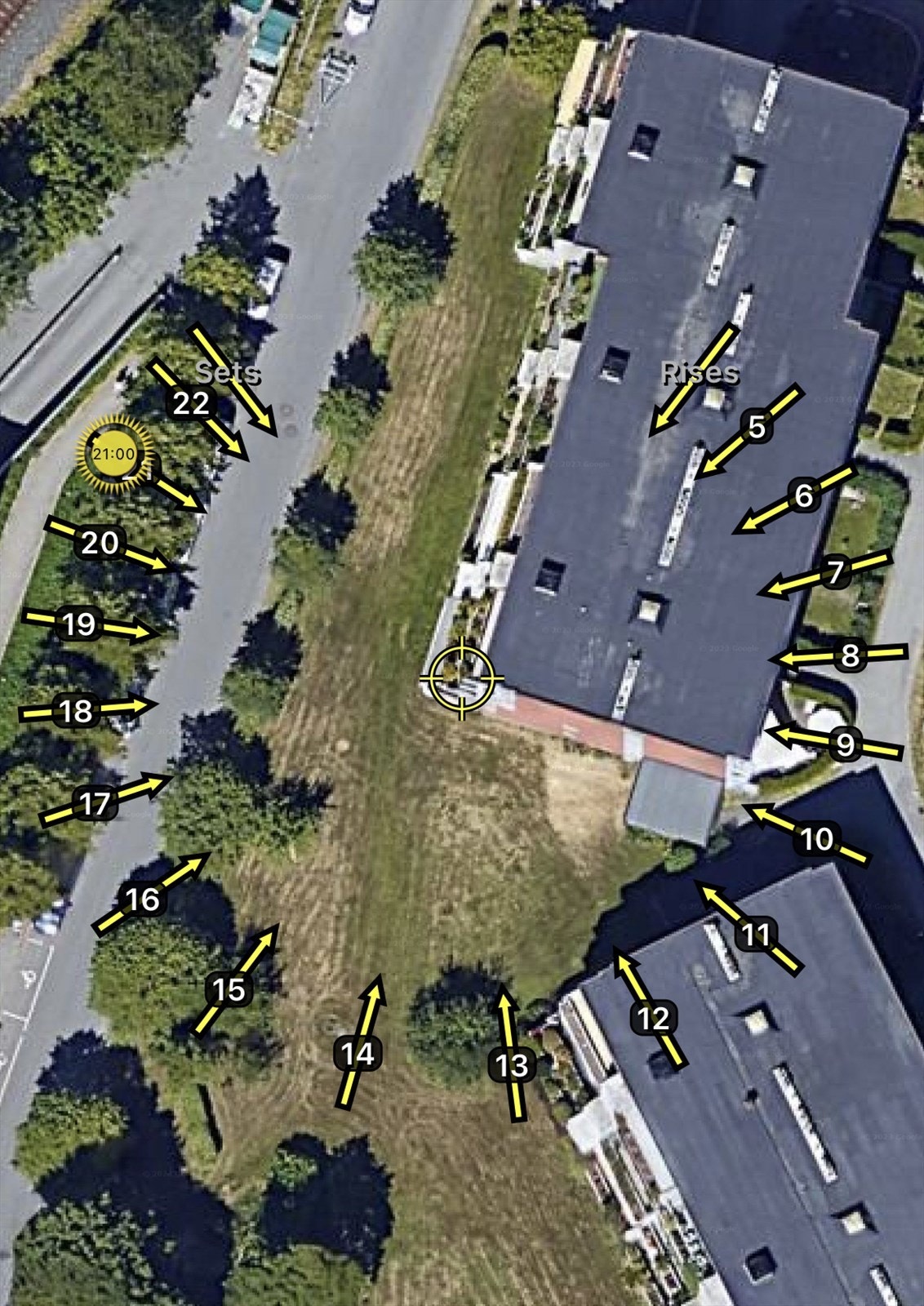 Illustrasjon av solforholdene midtsommers. Sol på soveromssiden fra tidlig morgen til ca. kl. 13:00. Sol på stuesiden fra ca. kl. 12:00-21:00. Galleribilde