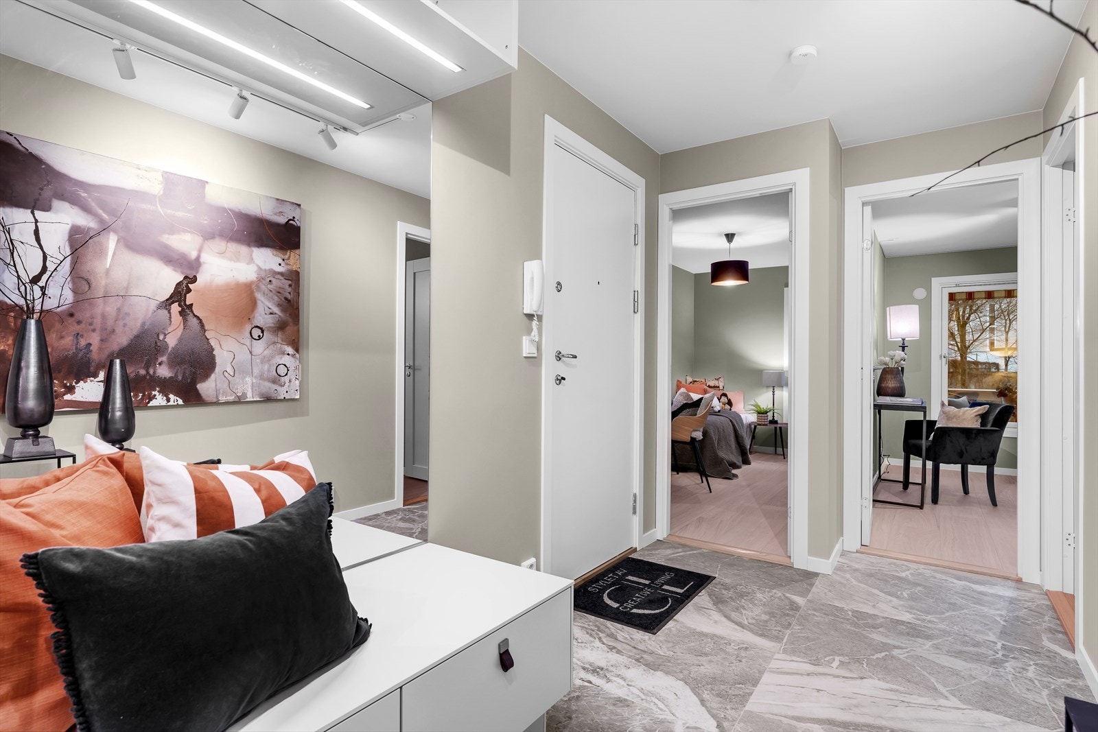 Innbydende og praktisk inngangsparti med sittebenk og helfigurspeil. Fra gangen er det adkomst til alle rom i leiligheten. Galleribilde