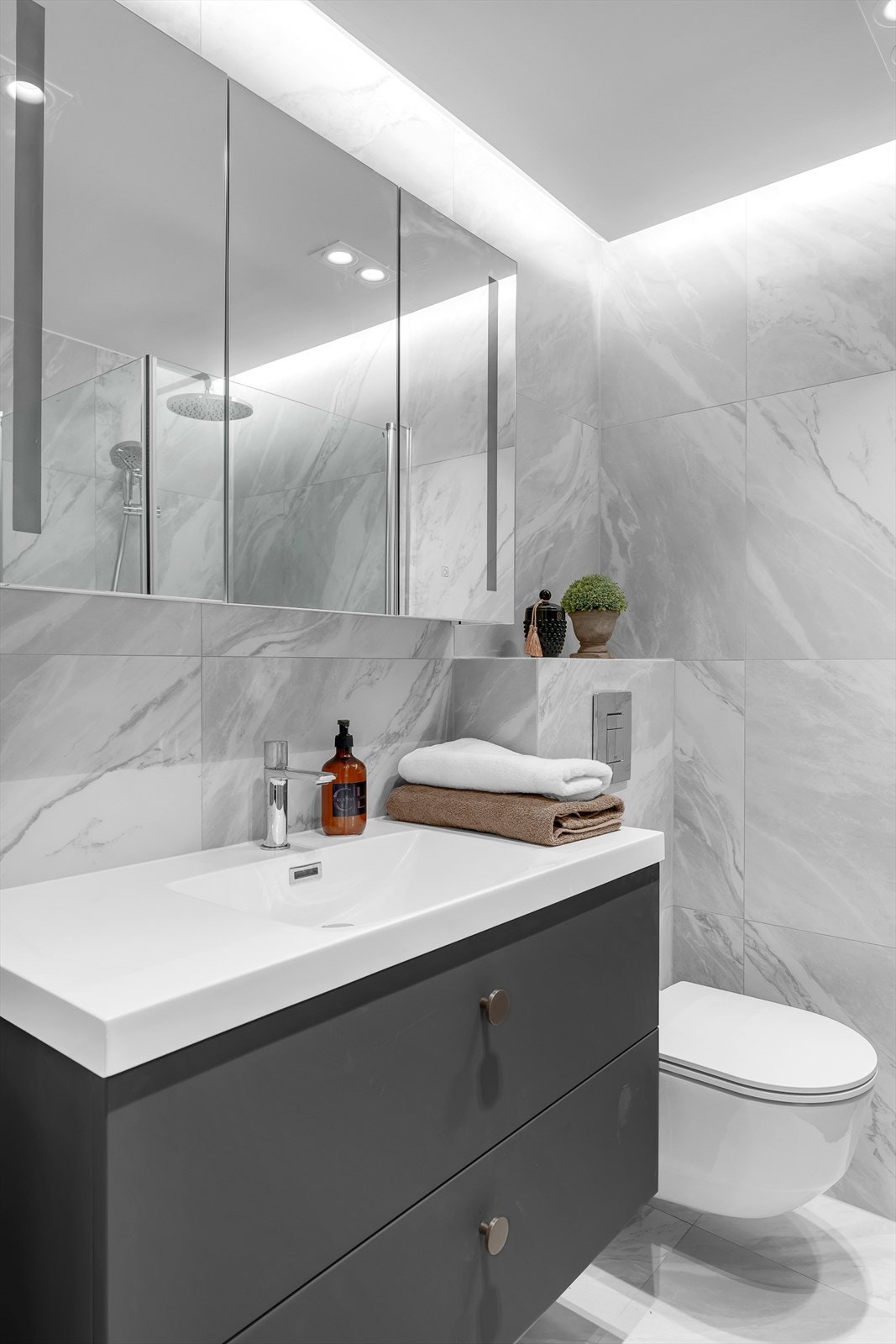 Delikat flislagt bad/vaskerom med adkomst fra gangen. Galleribilde