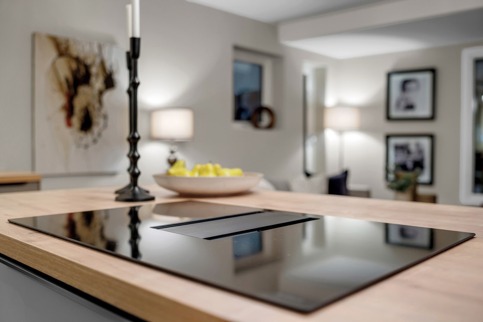 NikolaTesla induksjonstopp fra Elica, med integrert ventilator. Svært god benkeplass. Galleribilde