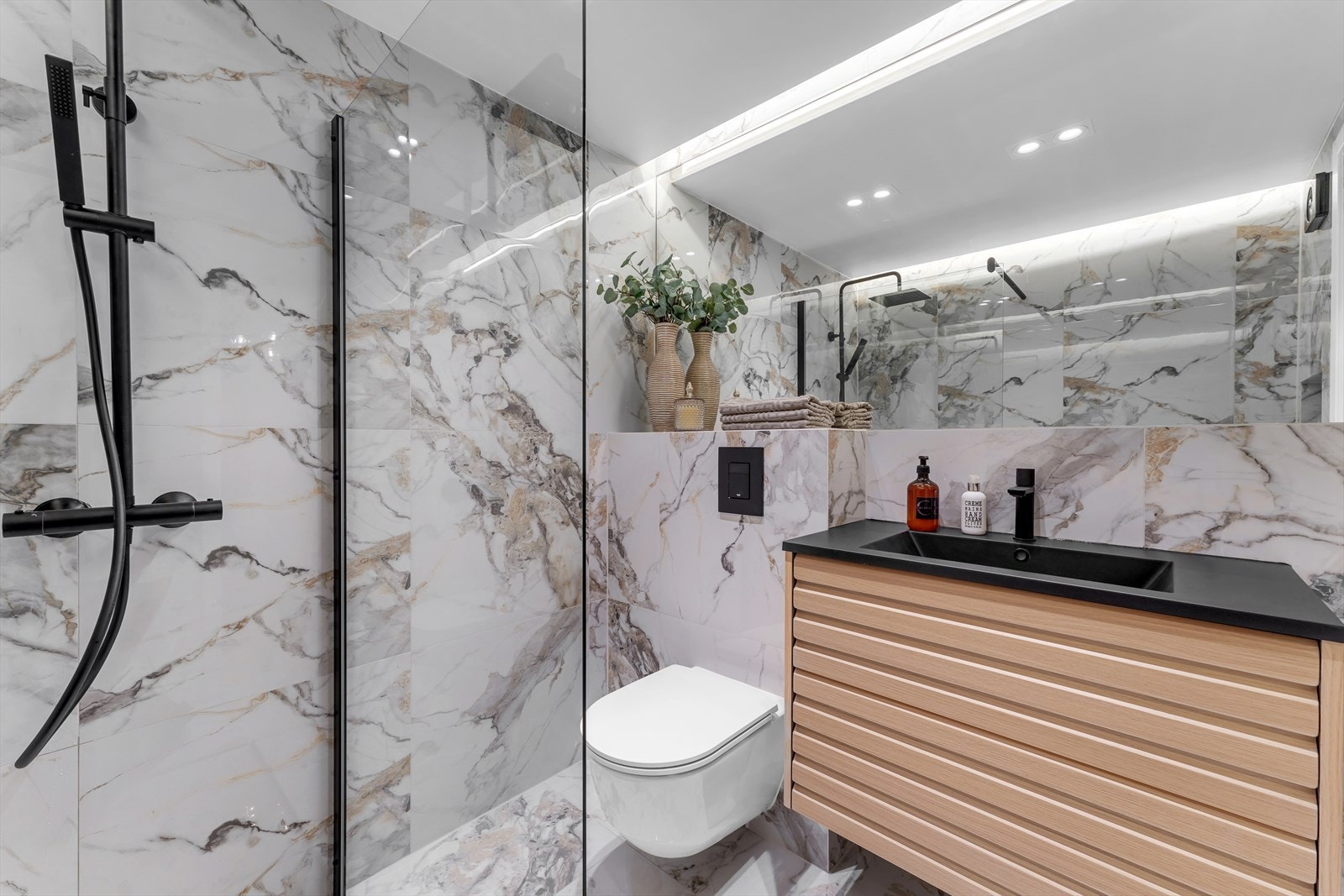 Stort veggspeil og baderomsinnredning med skuffer. Galleribilde