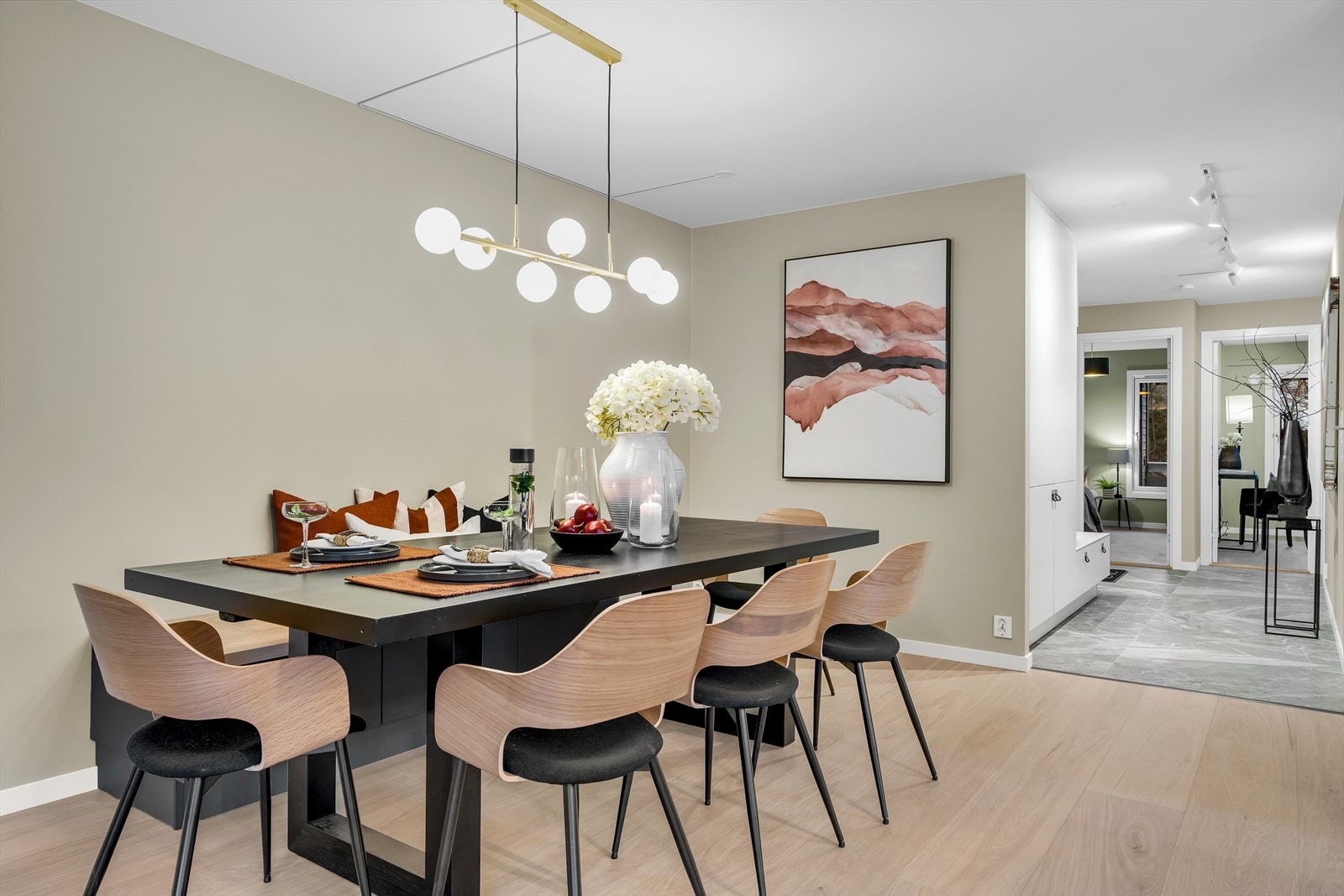 God plass til spisebord/langbord i stuen. Sittebenk med lagring i samme stil som kjøkkenet medfølger. Galleribilde