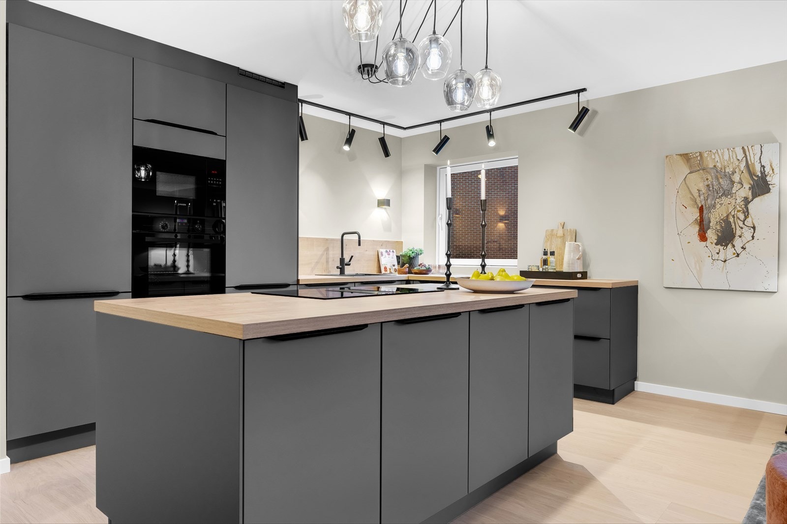 Stilren og moderne kjøkkeninnredning fra den tyske kvalitetsleverandøren Nobilia med kjøkkenøy mot stuen. Galleribilde