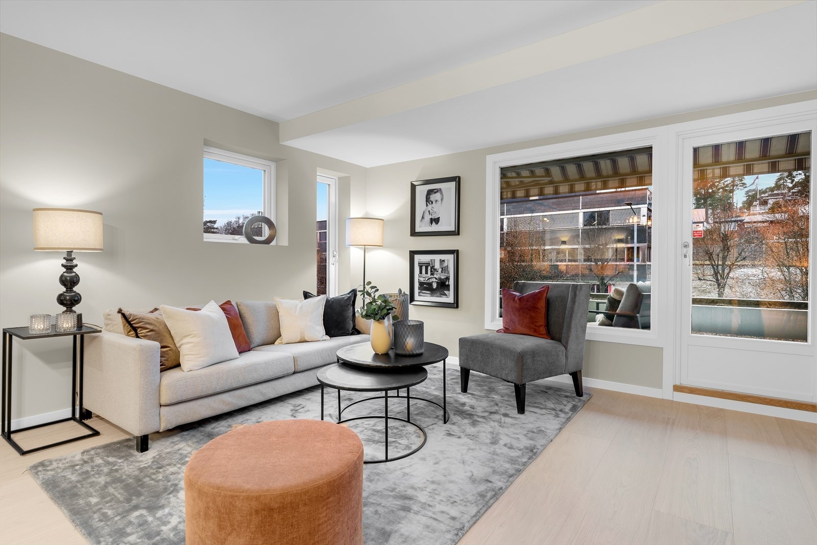 Hjørnestue med flotte lysforhold, god plass til sittegruppe og utgang til balkong. Galleribilde