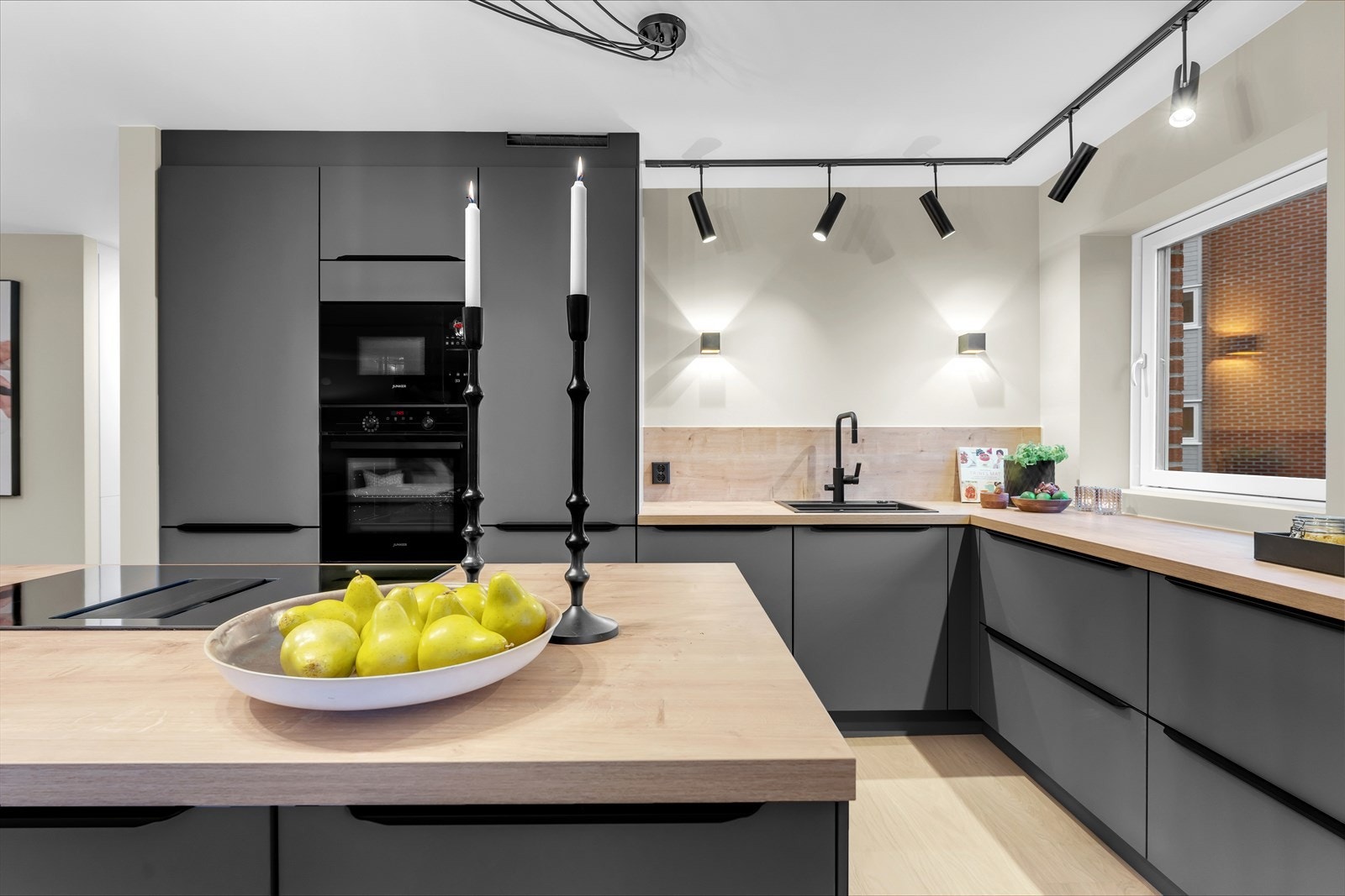 Spotlights, vegglys opp/ned, kompositt oppvaskkum og sort Tapwell armatur med dusj- og uttrekksfunksjon. Laminat benkeplate og sprutplate. Galleribilde