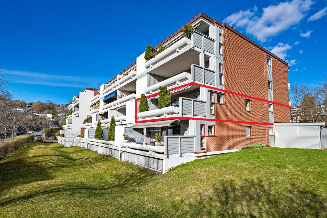 Leiligheten ligger fint til i 2.etg på enden av bygget med god avstand til vei og andre bygg. Galleribilde