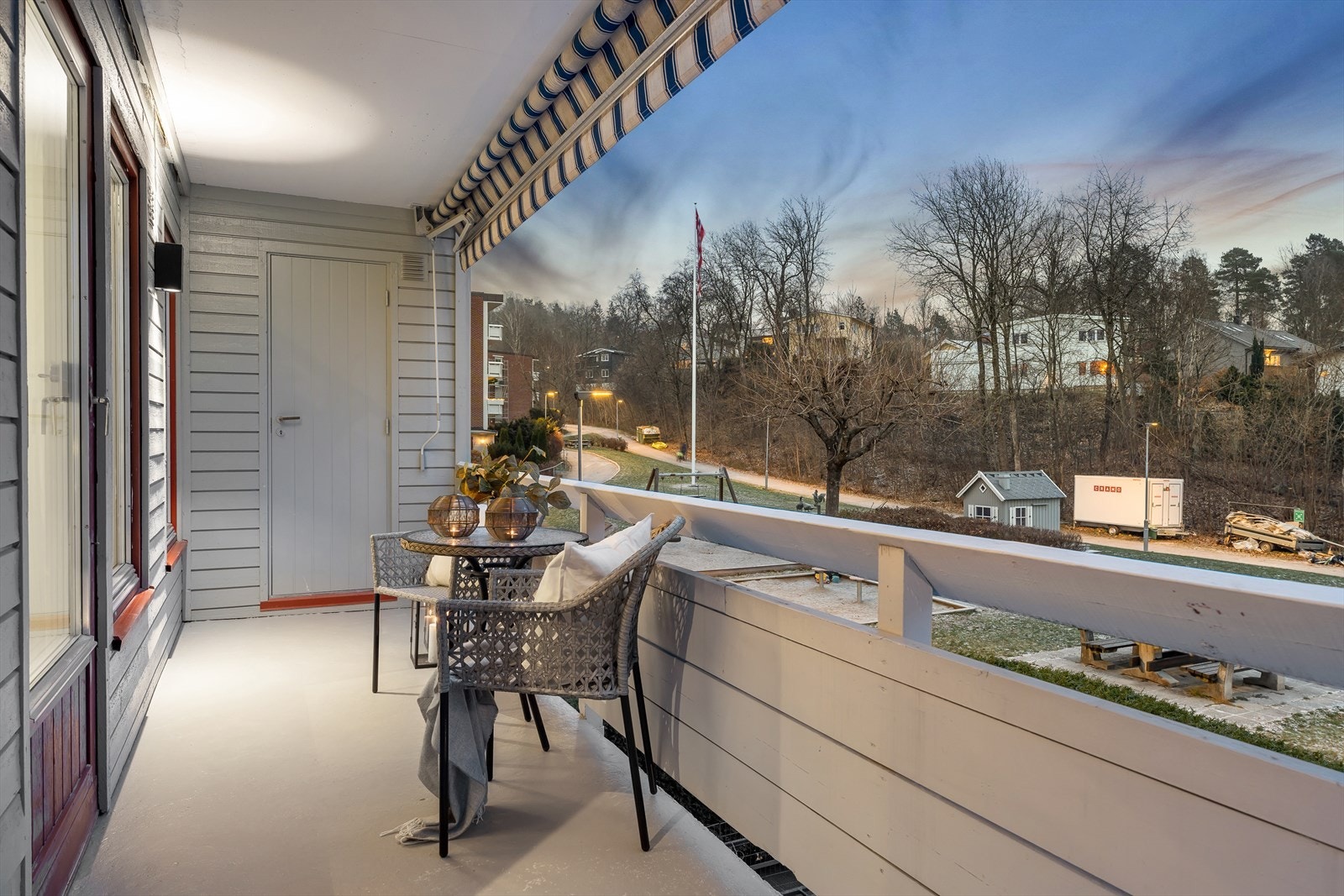 Balkongen har utebelysning, markise og bod med varme. Barnevennlig beliggenhet med trafikkfri bakgård med lekeapparater og sittegrupper. Galleribilde