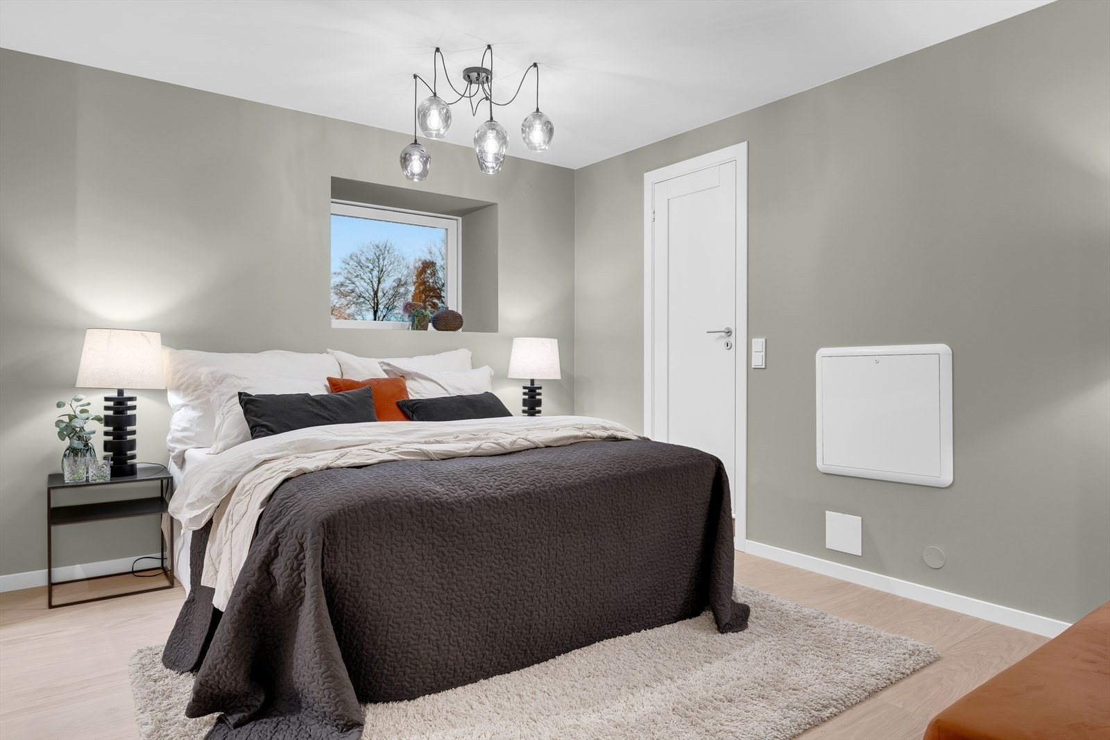 God plass til dobbeltseng, nattbord og kommoder. Galleribilde