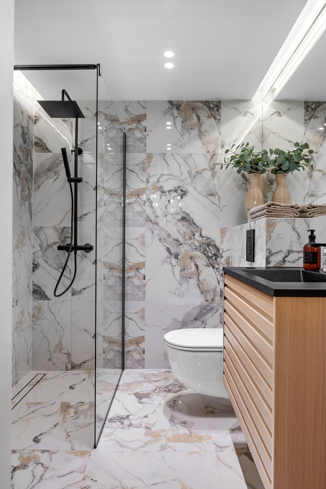 Delikat flislagt bad tilknyttet hovedsoverommet. Downlights og indirekte belysning i tak. Galleribilde