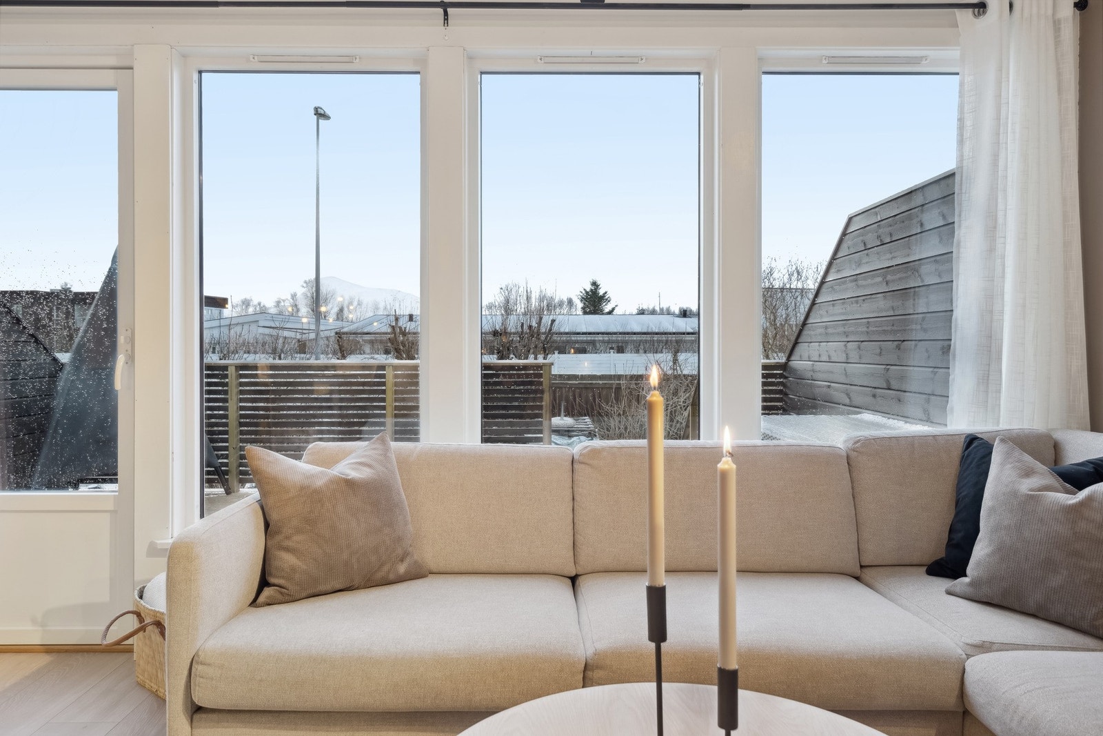 Fra stuen er det utgang til verandaen - Boligene i disse rekkene er beliggende såpass lavt i terrenget at du får god effekt av støyskjermingen mot veien og en veldig koselig hage Galleribilde