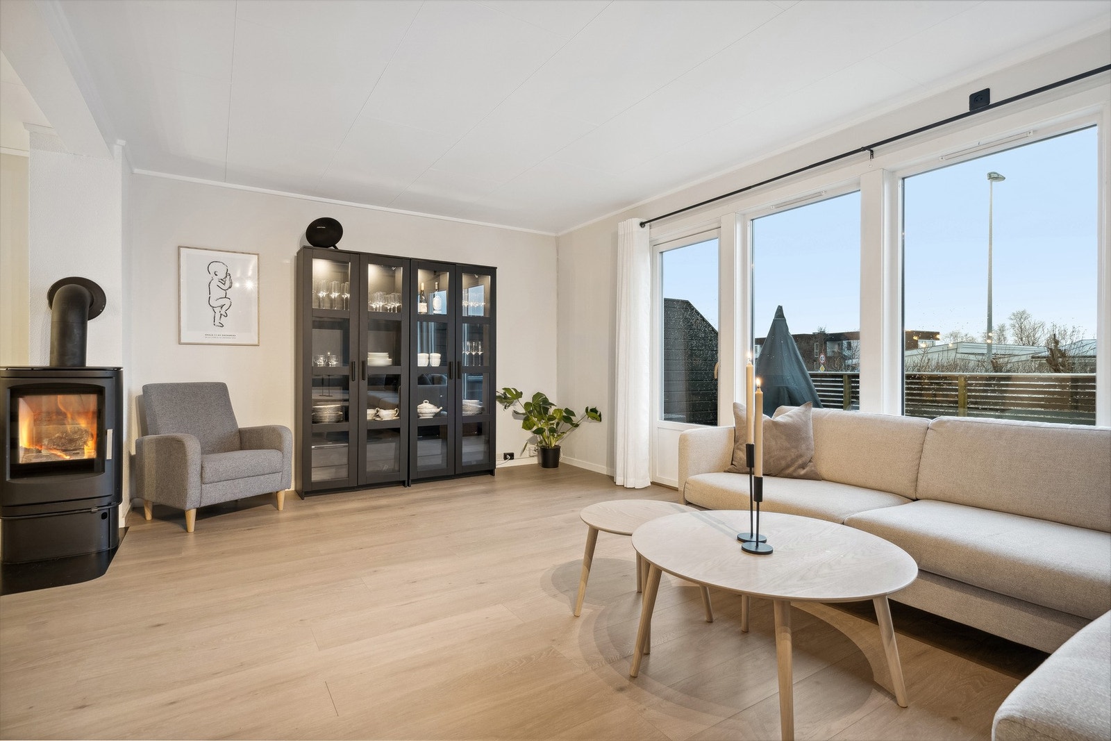 Store vindusflater gir etasjen godt, naturlig lys og de nøytrale fargene gjør det enkelt å innrede med det du allerede har av møbler Galleribilde