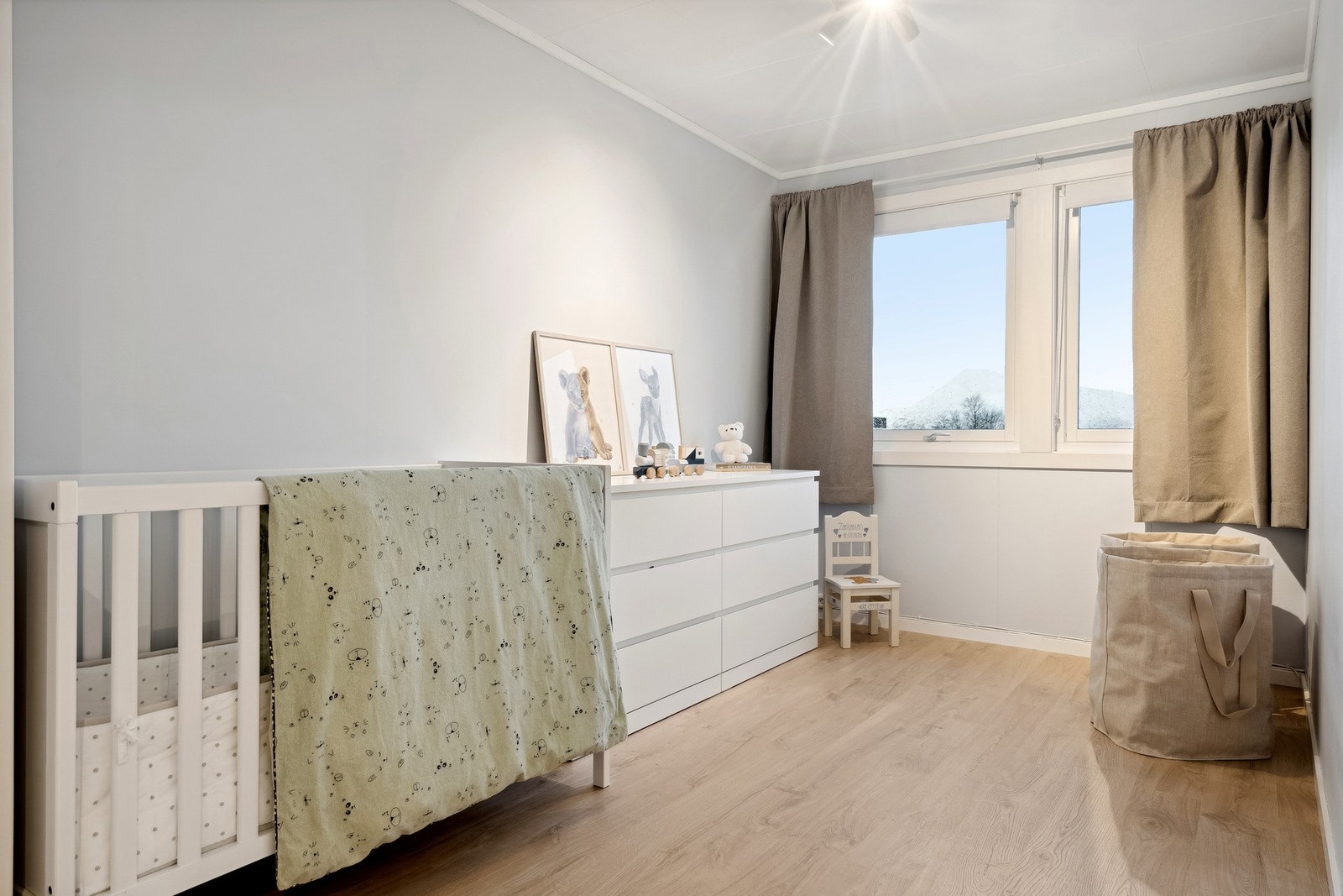 Barnerommet fikk nye veggplater på veggen mot naboen og nytt gulv Galleribilde