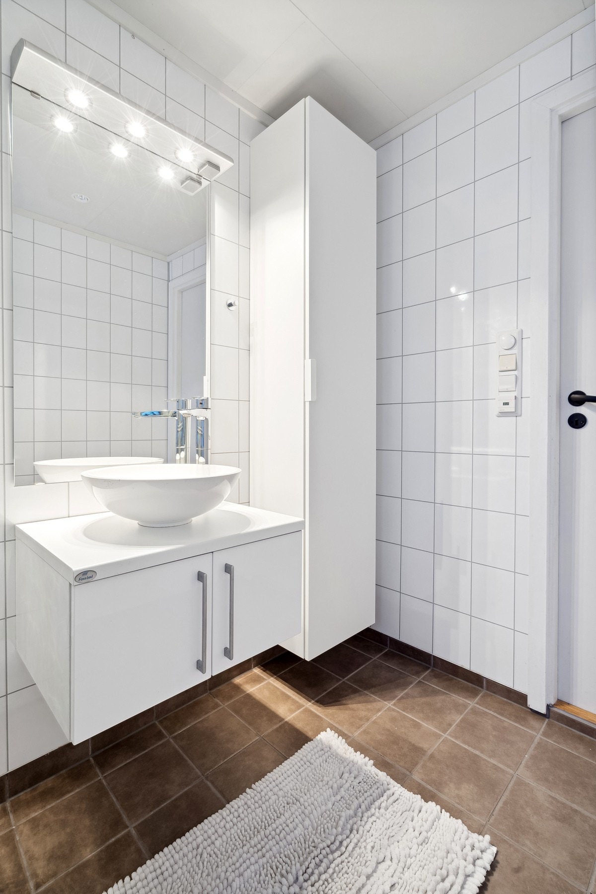Badet ble oppgradert i 2010 med flis på varmekabler på gulvet og baderomsplater på vegg Galleribilde