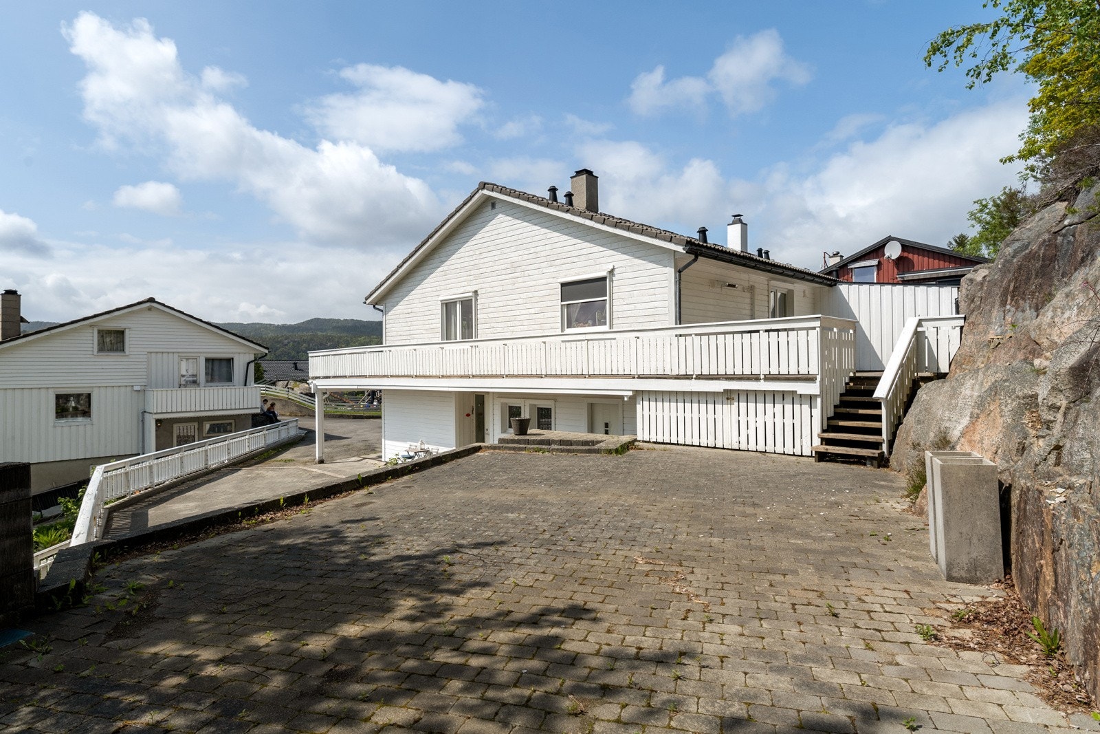 God uteplass og god parkering på siden av boligen. Galleribilde