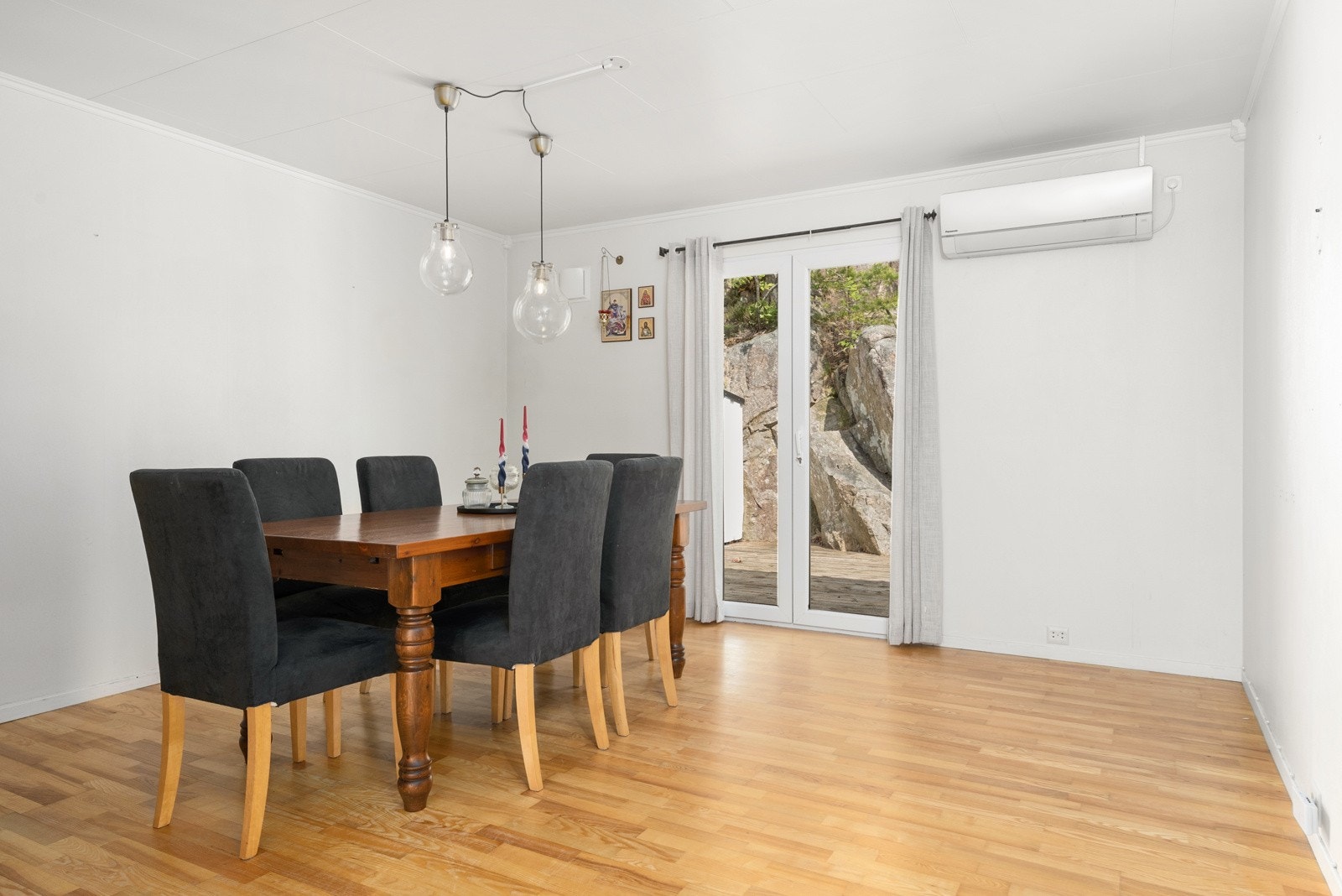 Plass til spisebord i nærheten til kjøkken. Herfra er det utgang til terrasse på baksiden. Galleribilde