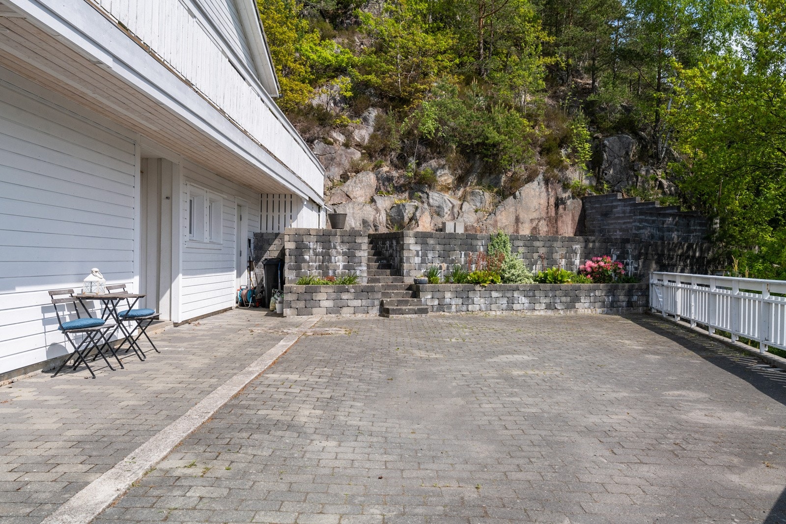 Parkering på siden av boligen. Galleribilde