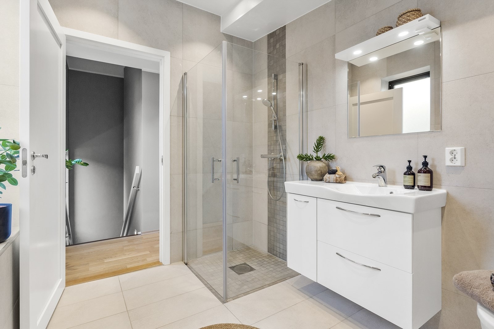 Også dette badet har gulvvarme og downlights i tak. Galleribilde