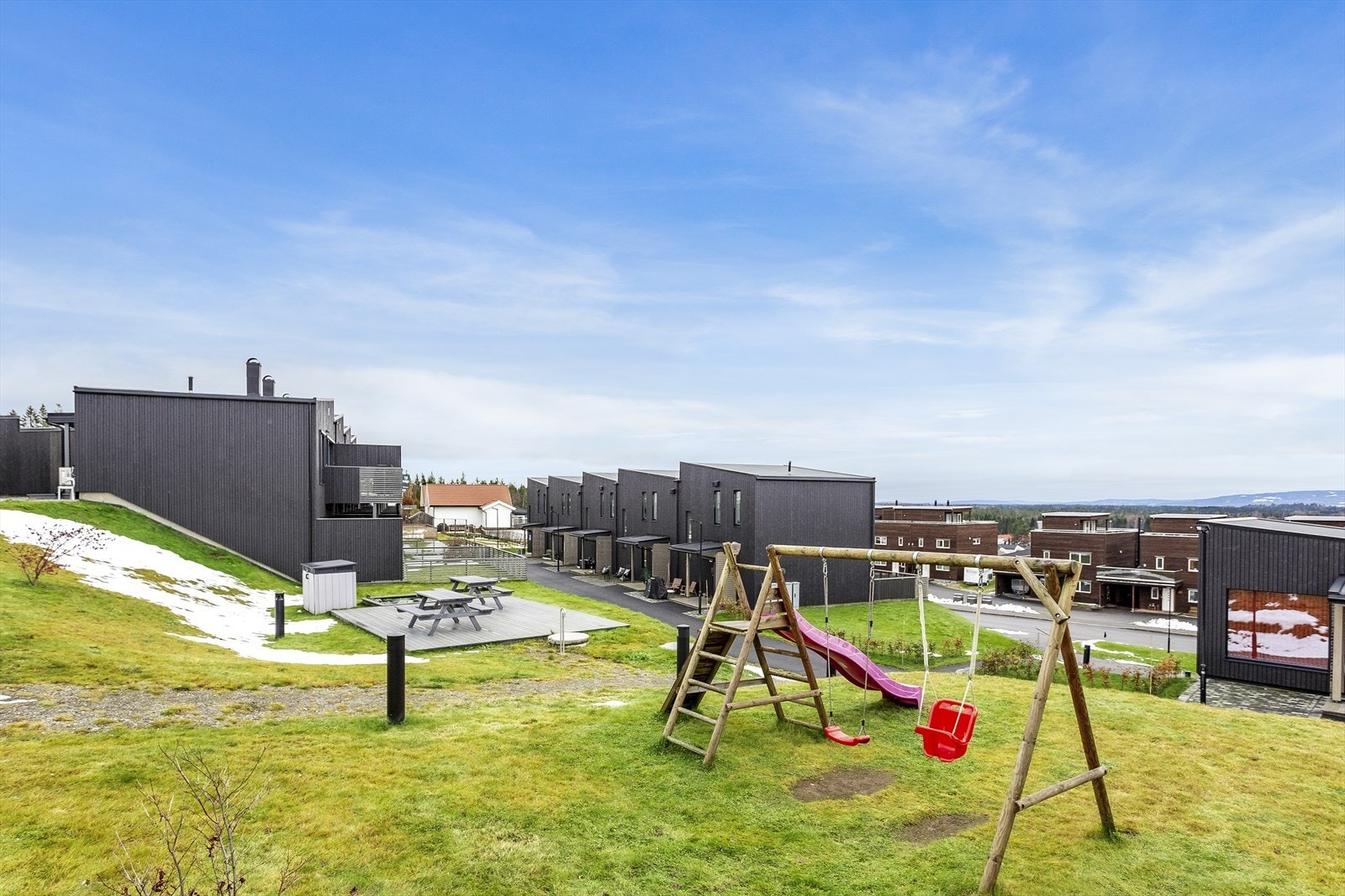 Hyggelige fellesområder med lekeplass og benker. Galleribilde