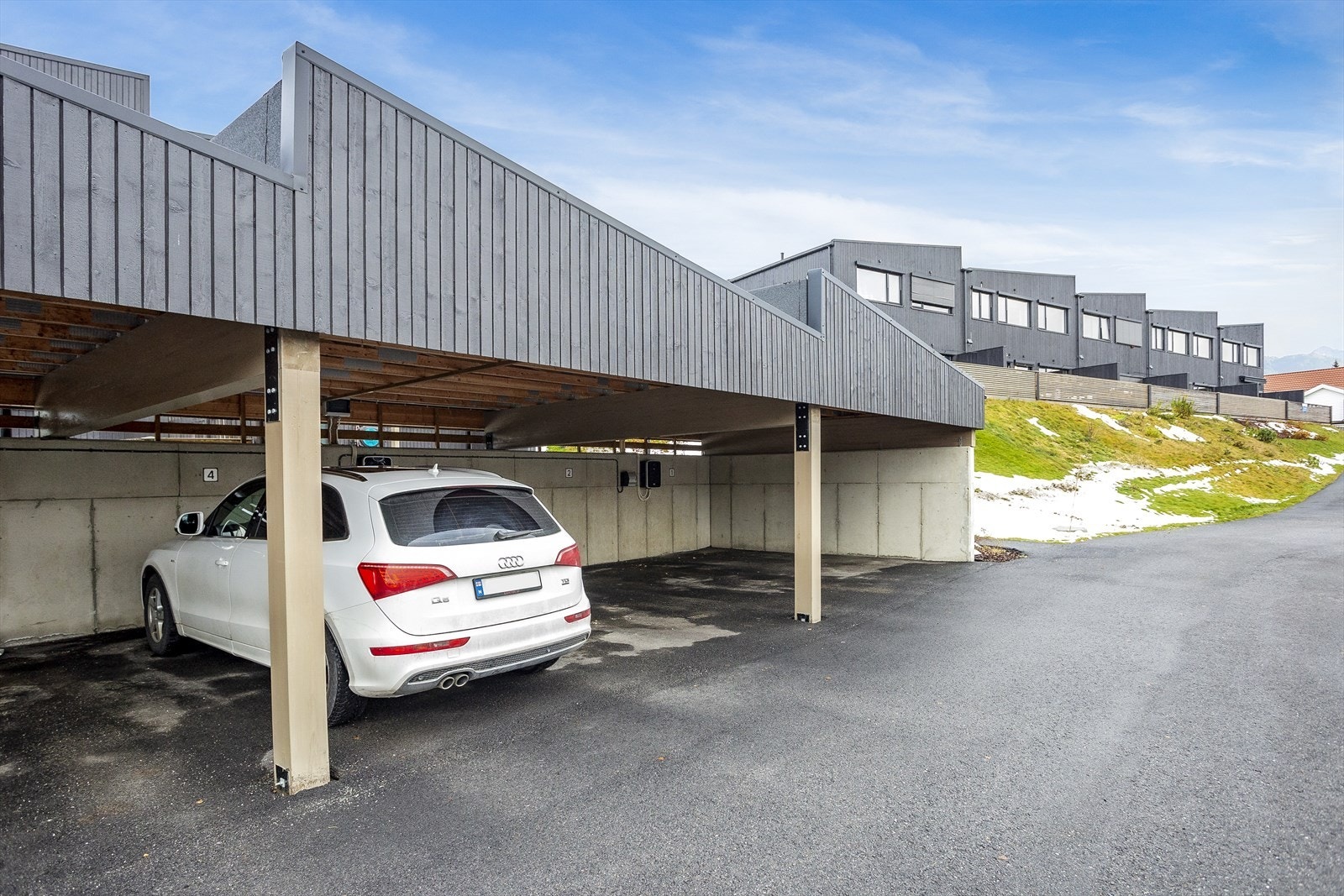 Det er lagt opp til elbillading på medfølgende carport. Kjøper må kjøpe ut ladeboks til kr. 17.000 kr for å kunne lade. Galleribilde