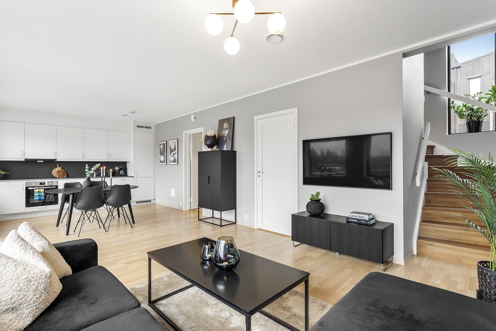 Boligen har en sosial planløsning! Her kan man lage mat samtidig som man snakker med gjestene! Galleribilde