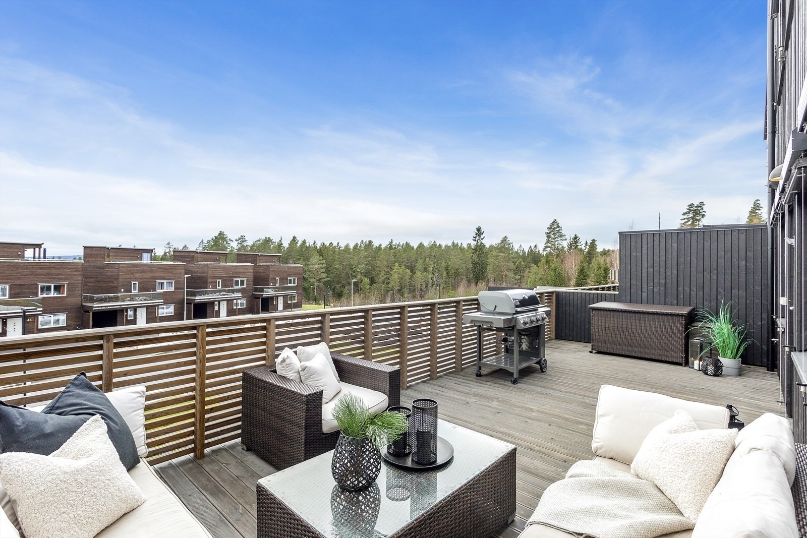Her er det god plass til flere sittegrupper, grill, etc. Galleribilde