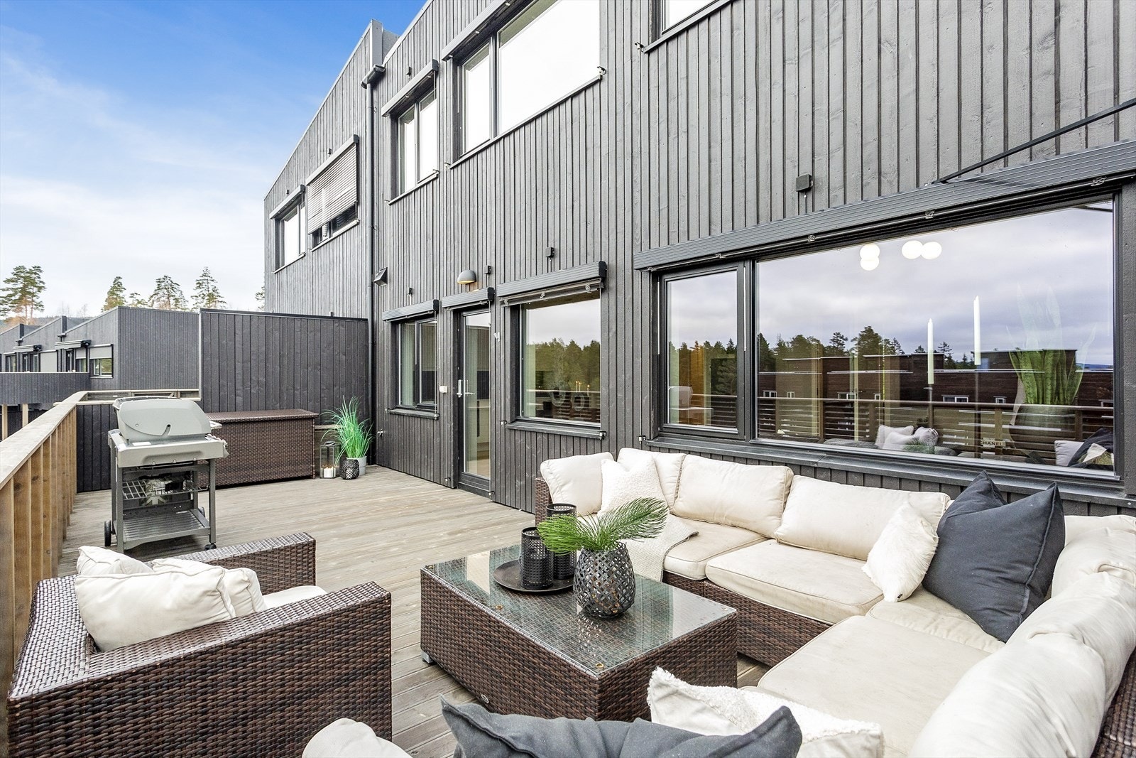 Boligen kan blant annet by på en flott og solrik terrasse med fin utsikt! Her er det god plass til flere sittegrupper, grill etc. Galleribilde