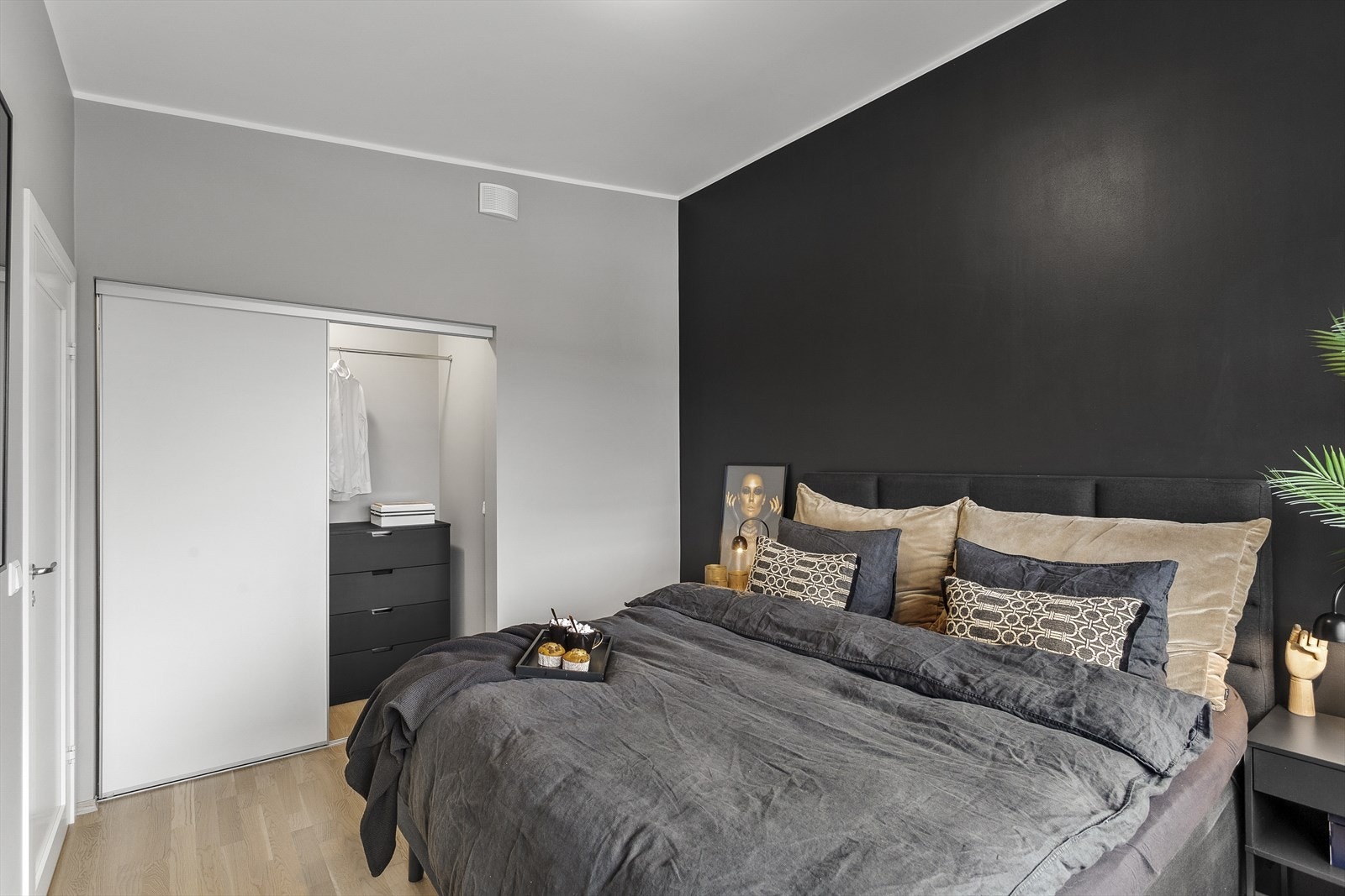 Hovedsoveormmet har også en garderobe med skyvedør! Galleribilde