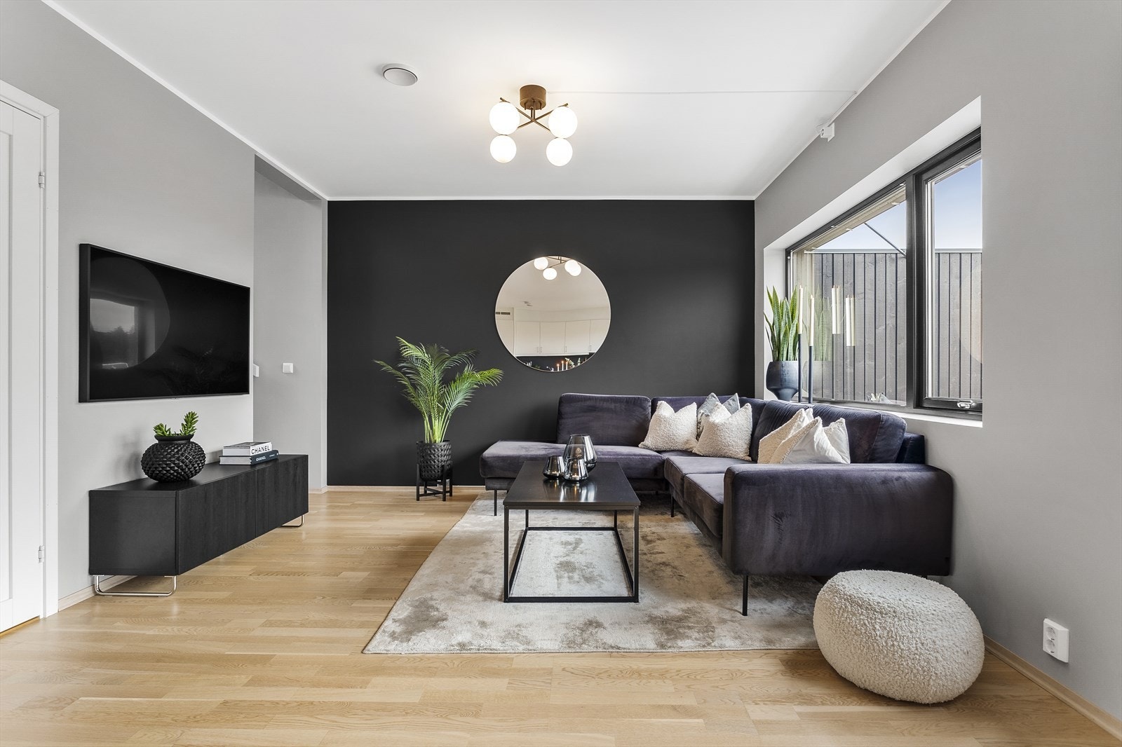 I stuen er det god plass til en hyggelig sofakrok! Her kan man innrede med stor sofa, bord og tv-benk. Galleribilde