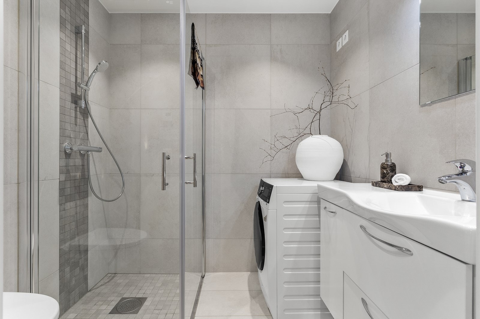 Flott bad med moderne fliser, downlights og gulvvarme! Galleribilde