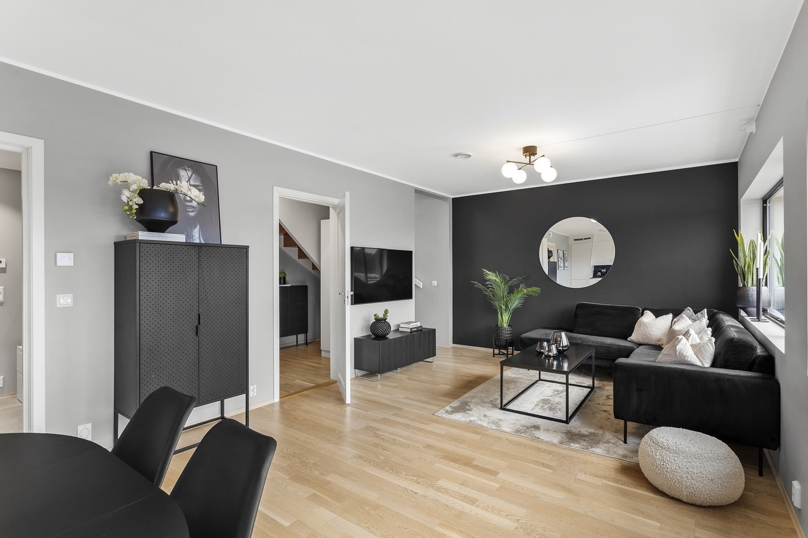 Fra stua er det dør inn til en bod under trappa. Galleribilde