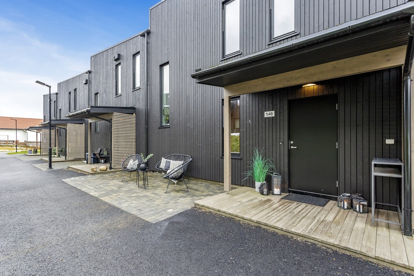 Det er også en steinbelagt uteplass ved det overbygde inngangspartiet! Galleribilde