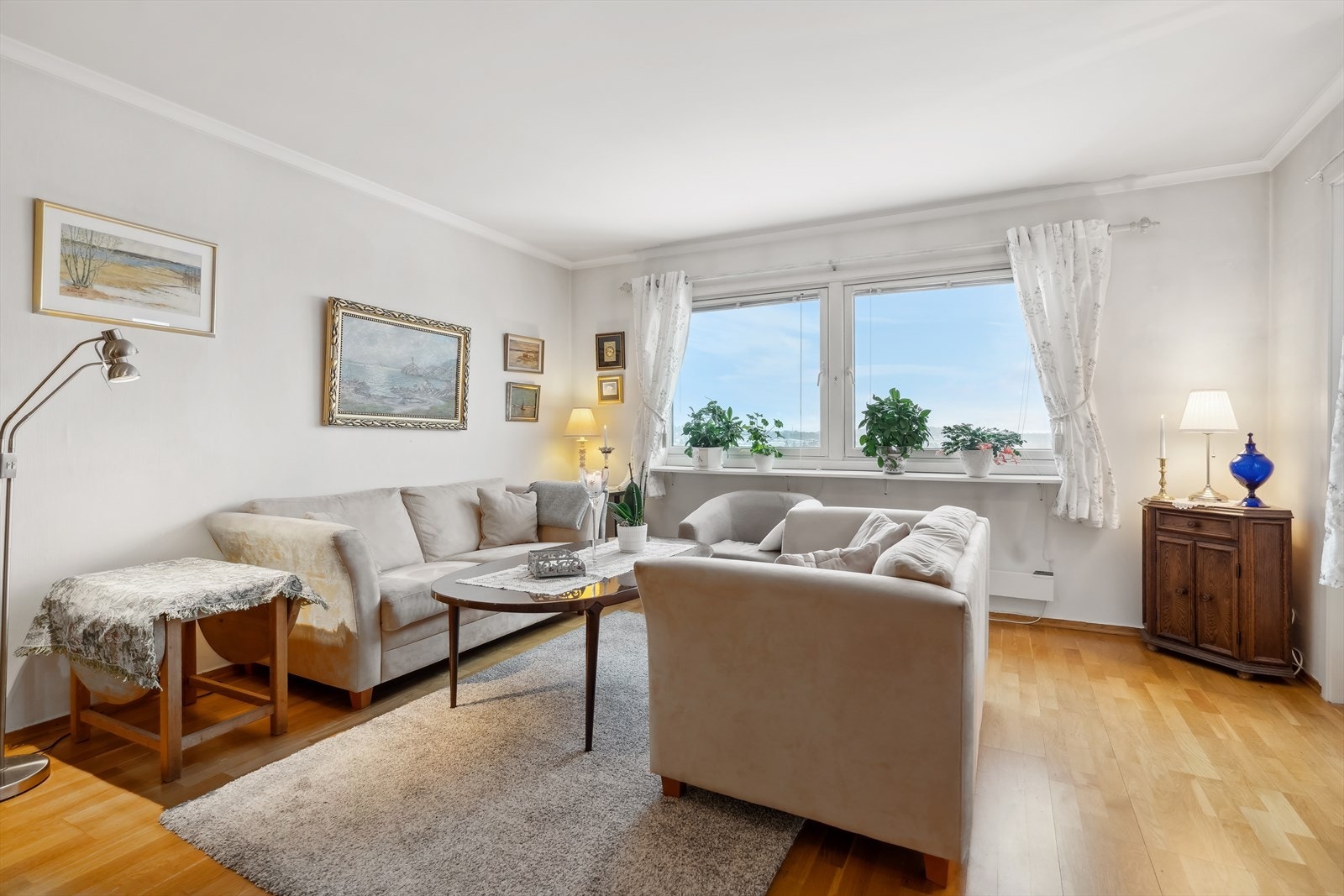 Fra stuen er det utgang til en romslig og flott balkong med suveren fjordutsikt. Galleribilde